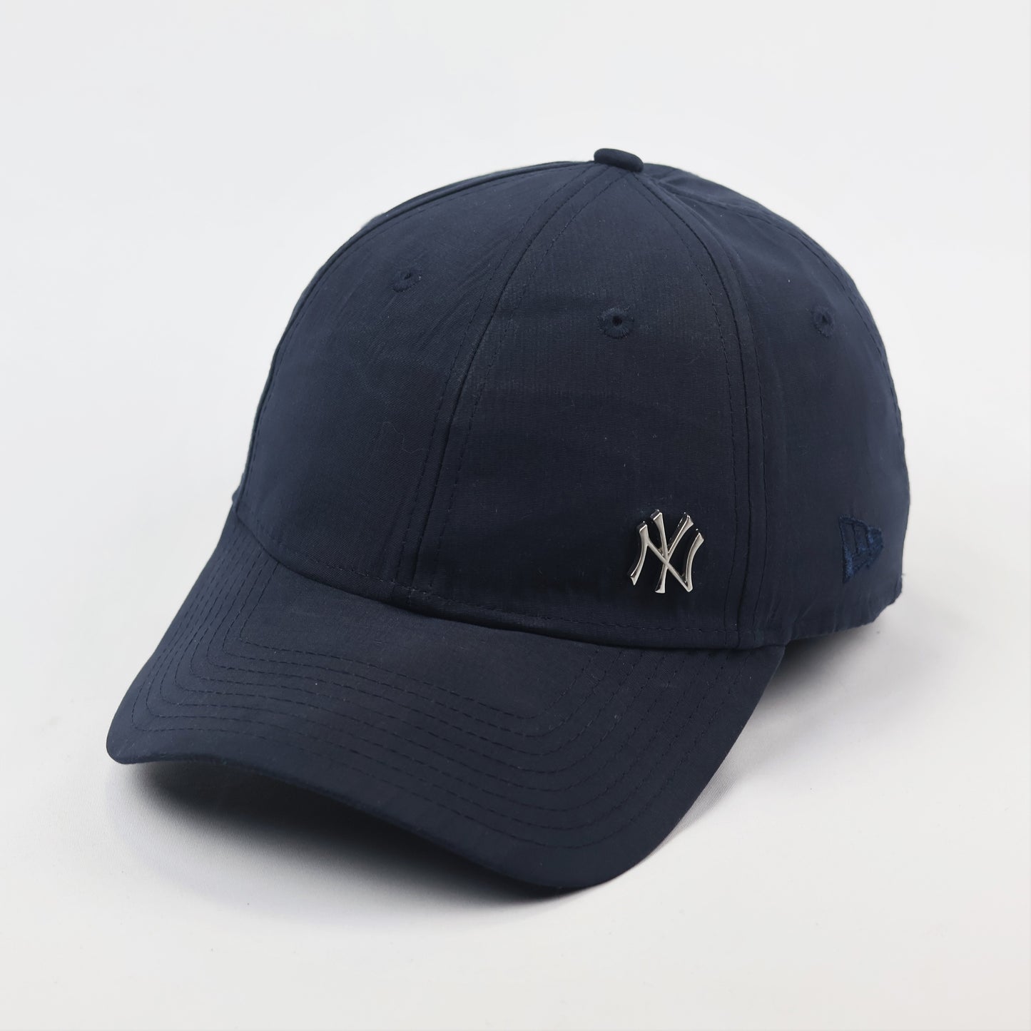 Vintage New Era 9FIFTY Snapback Thrifted Cap - Classic Black & White