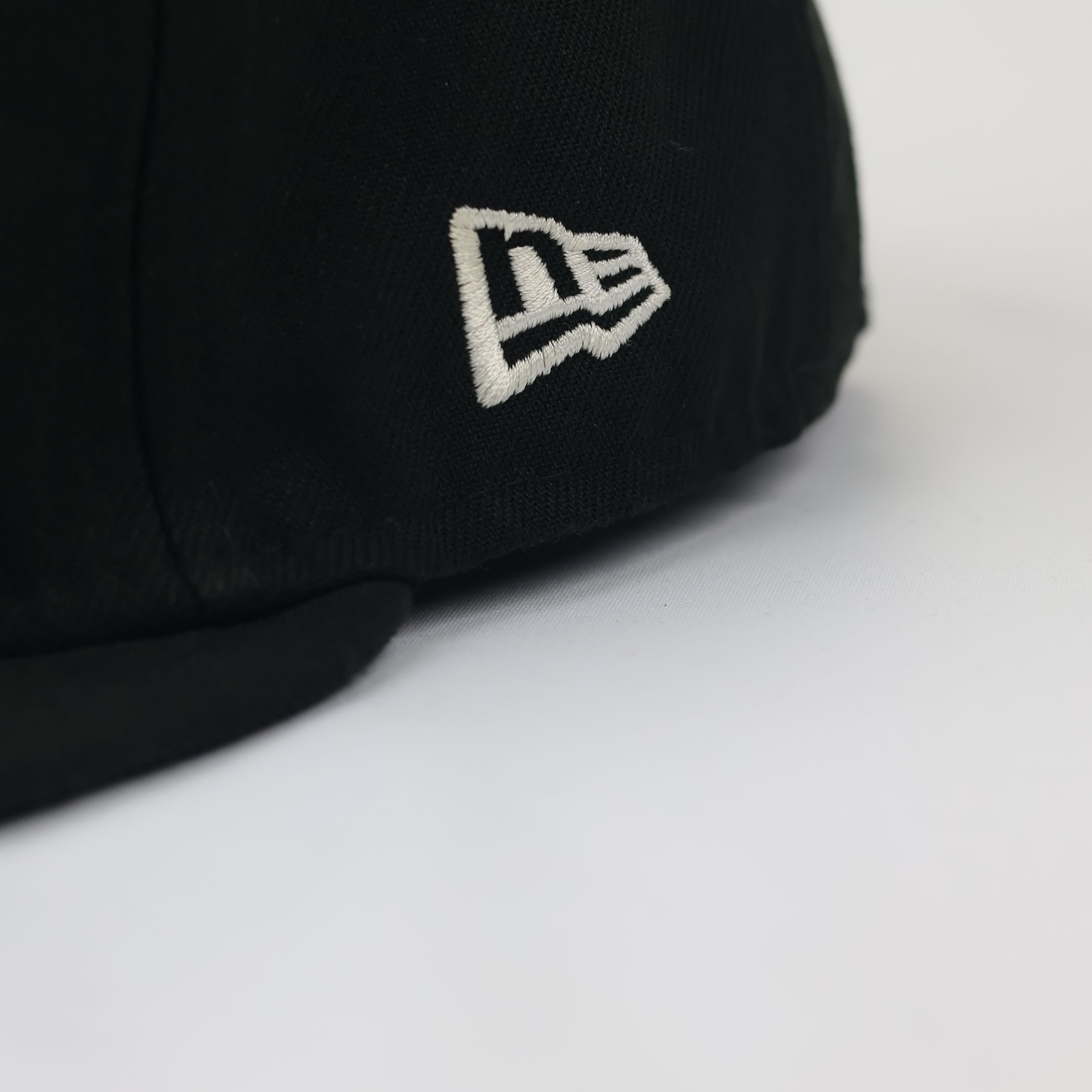 New Era 59FIFTY Brooklyn Script Thrifted Fitted Hat - Black & White MLB