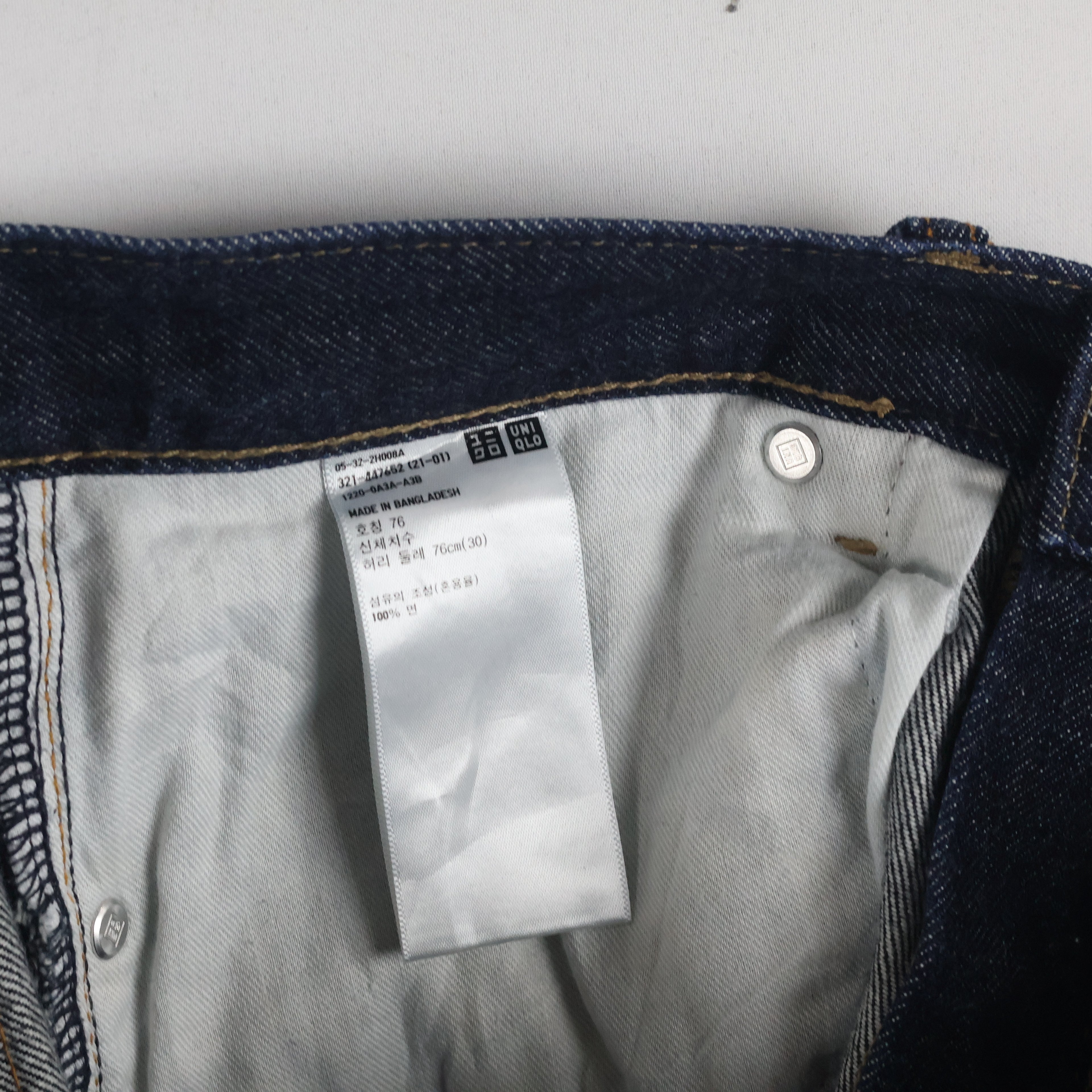Thrifted Uniqlo Men's Dark Indigo Blue Jeans 30 Waist/ J1014