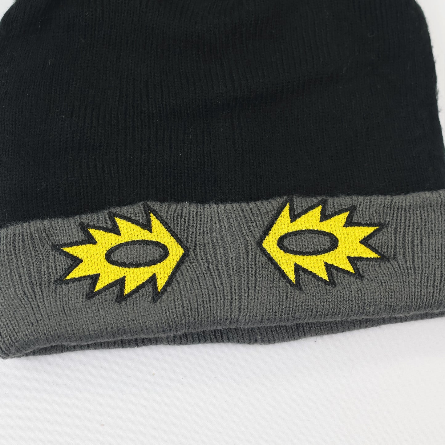 Streetwear Graphic Eye Logo Beanie – Black & Grey Knit Cap