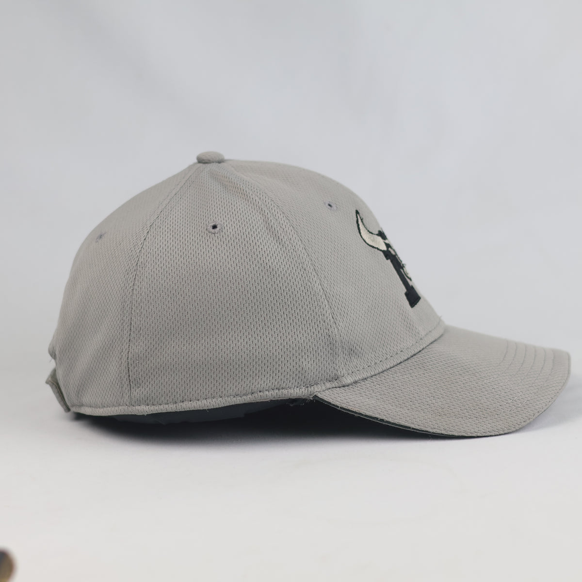 Thrifted Cool Comfort Grey Bull Embroidered Baseball Cap | 10786