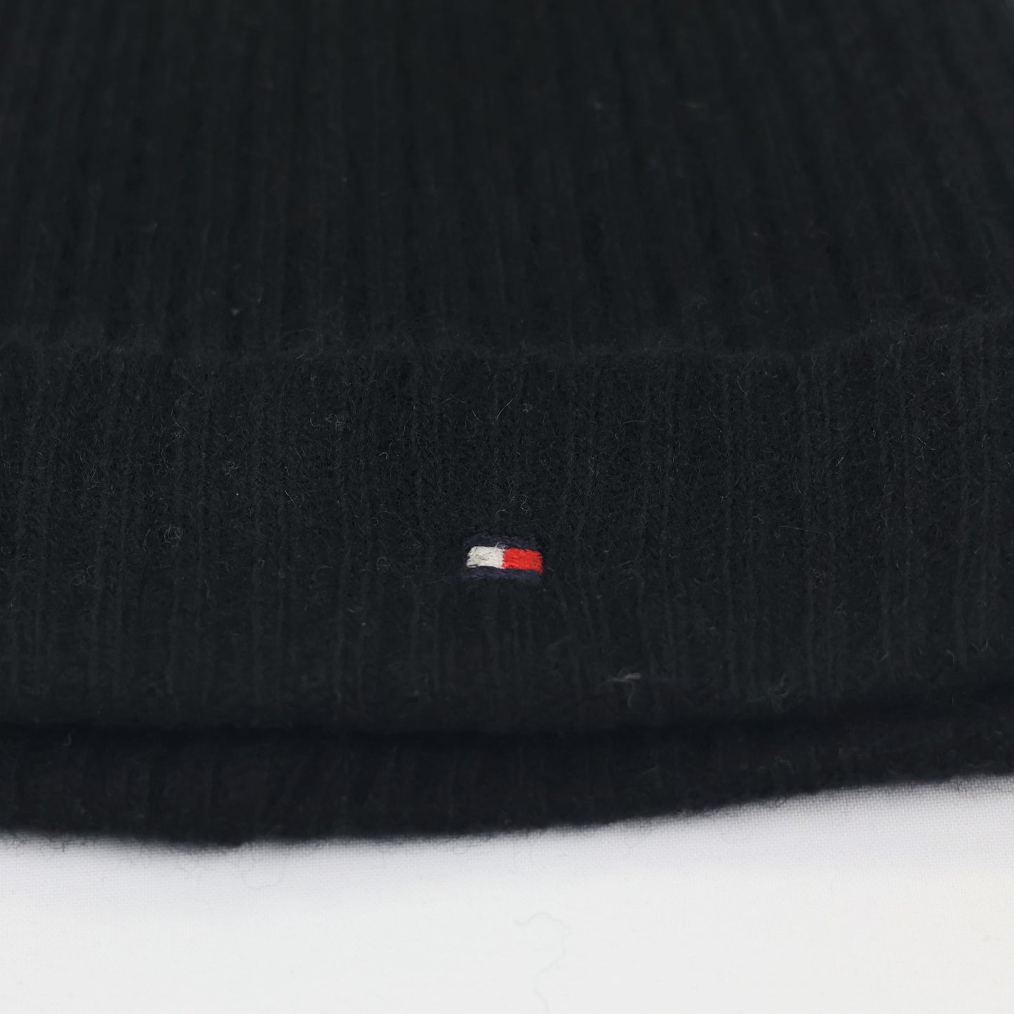 Tommy Hilfiger Signature Flag Thrifted Beanie – Black Ribbed Winter Knit Hat