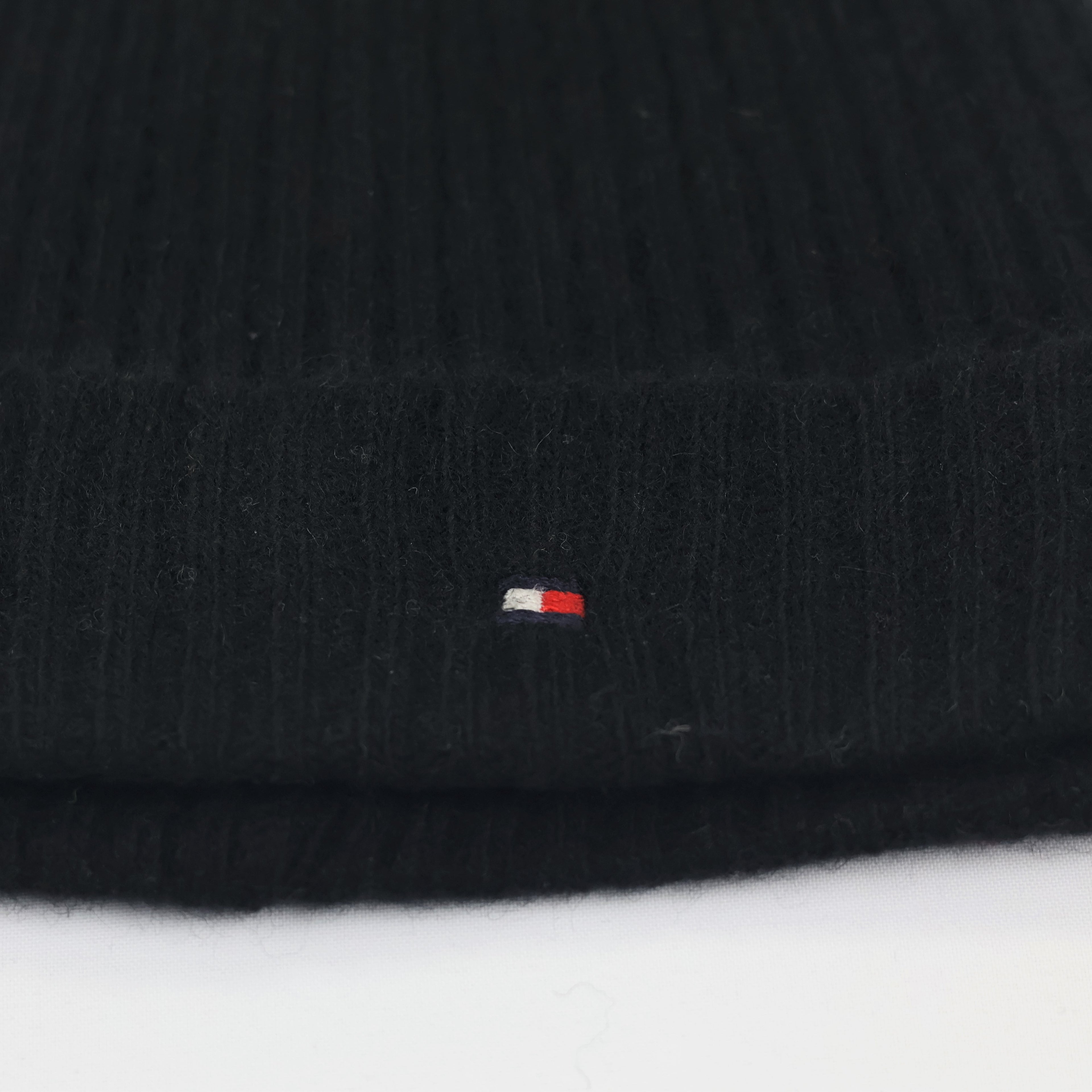 Tommy Hilfiger Signature Flag Thrifted Beanie – Black Ribbed Winter Knit Hat