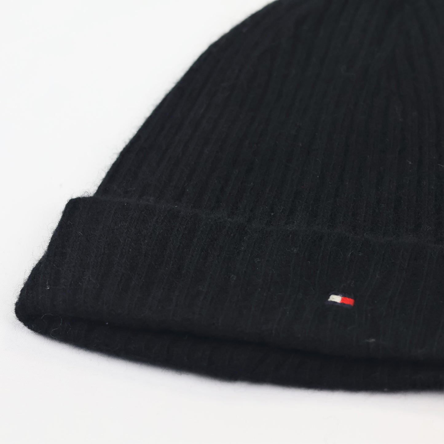 Tommy Hilfiger Signature Flag Thrifted Beanie – Black Ribbed Winter Knit Hat