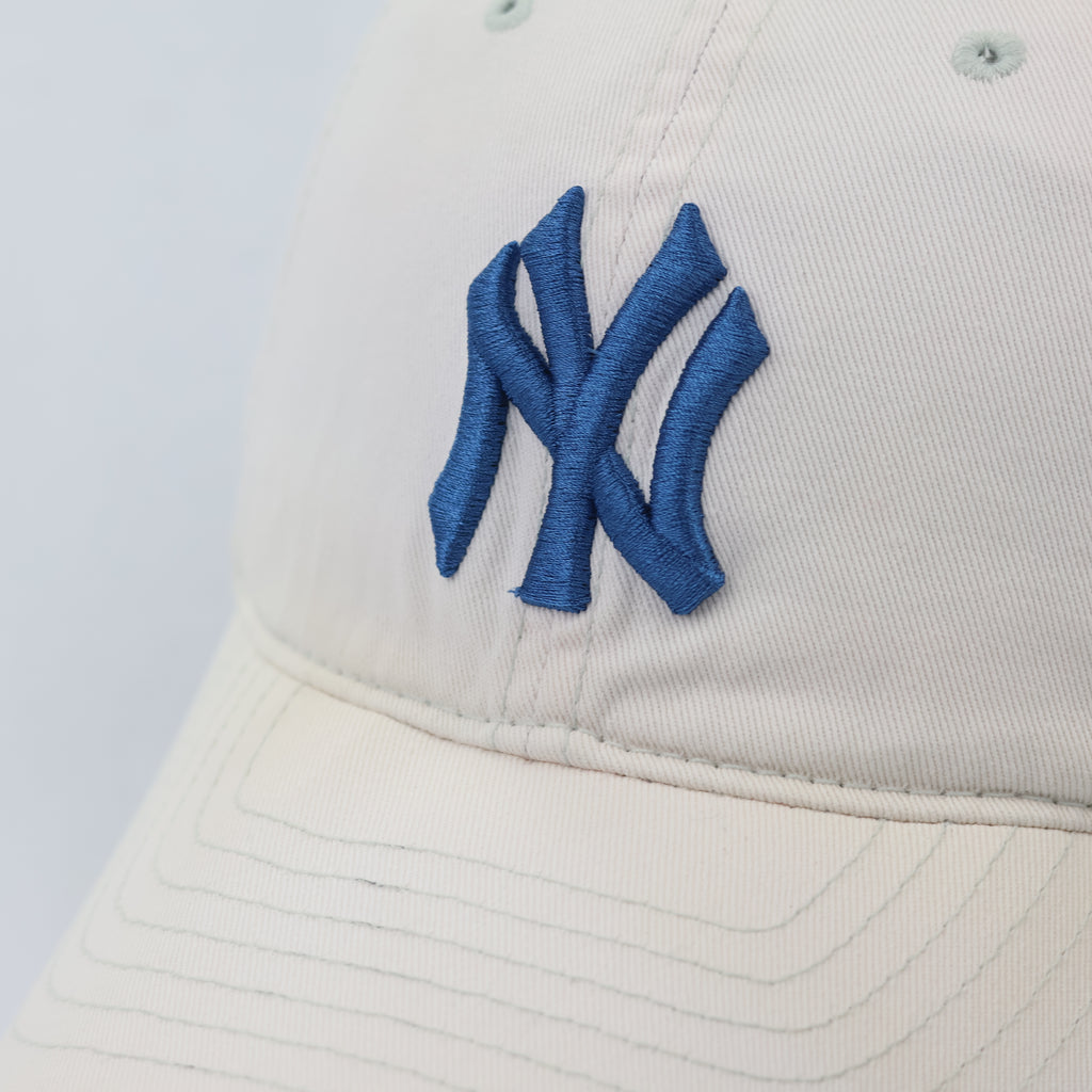 MLB New York Yankees Curved Brim Thrifted Cap - Off-White/Blue