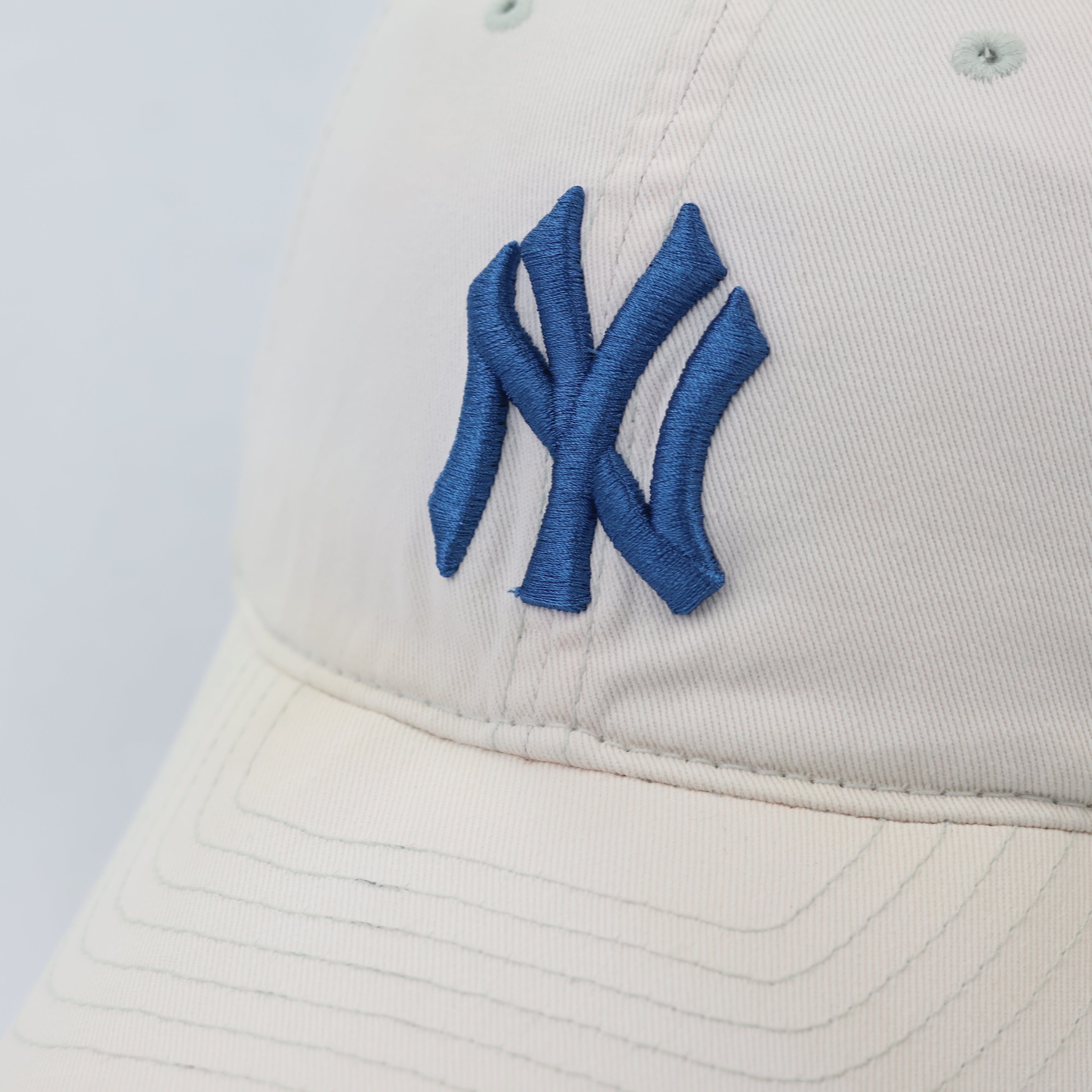 MLB New York Yankees Curved Brim Thrifted Cap - Off-White/Blue