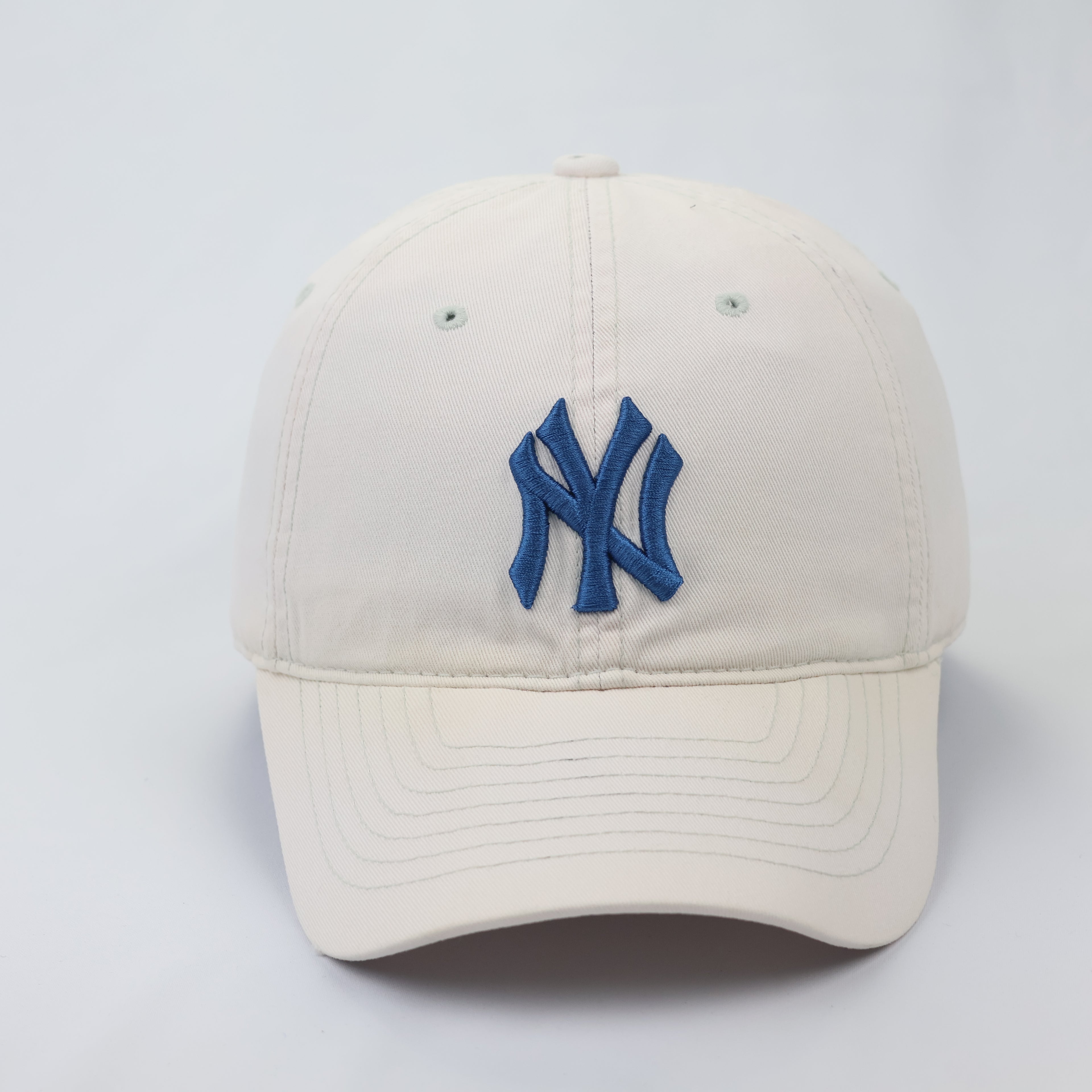 MLB New York Yankees Curved Brim Thrifted Cap - Off-White/Blue