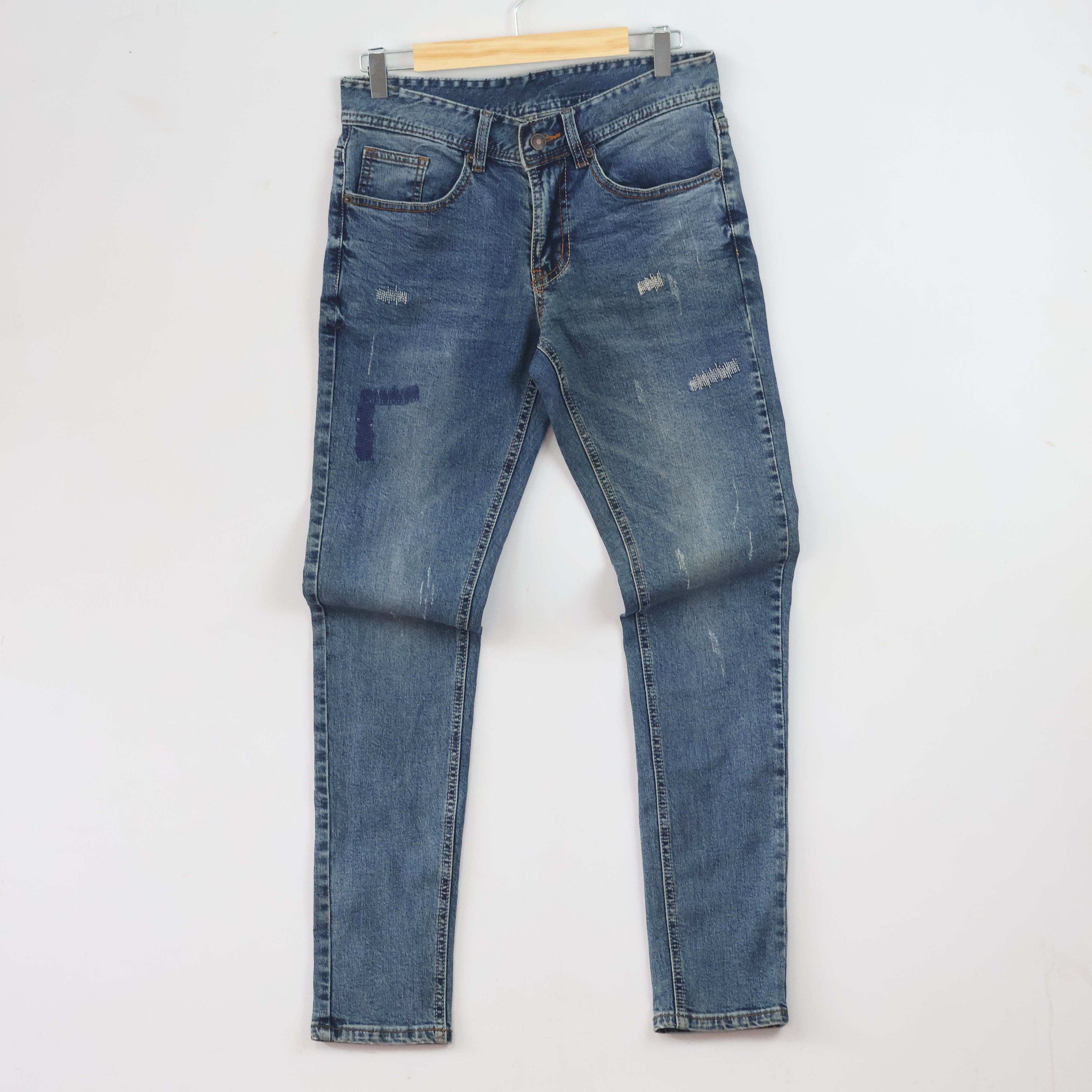 Thrifted Men's Ripped Blue Slim Fit Denim Jeans 28 Waist/ J1041