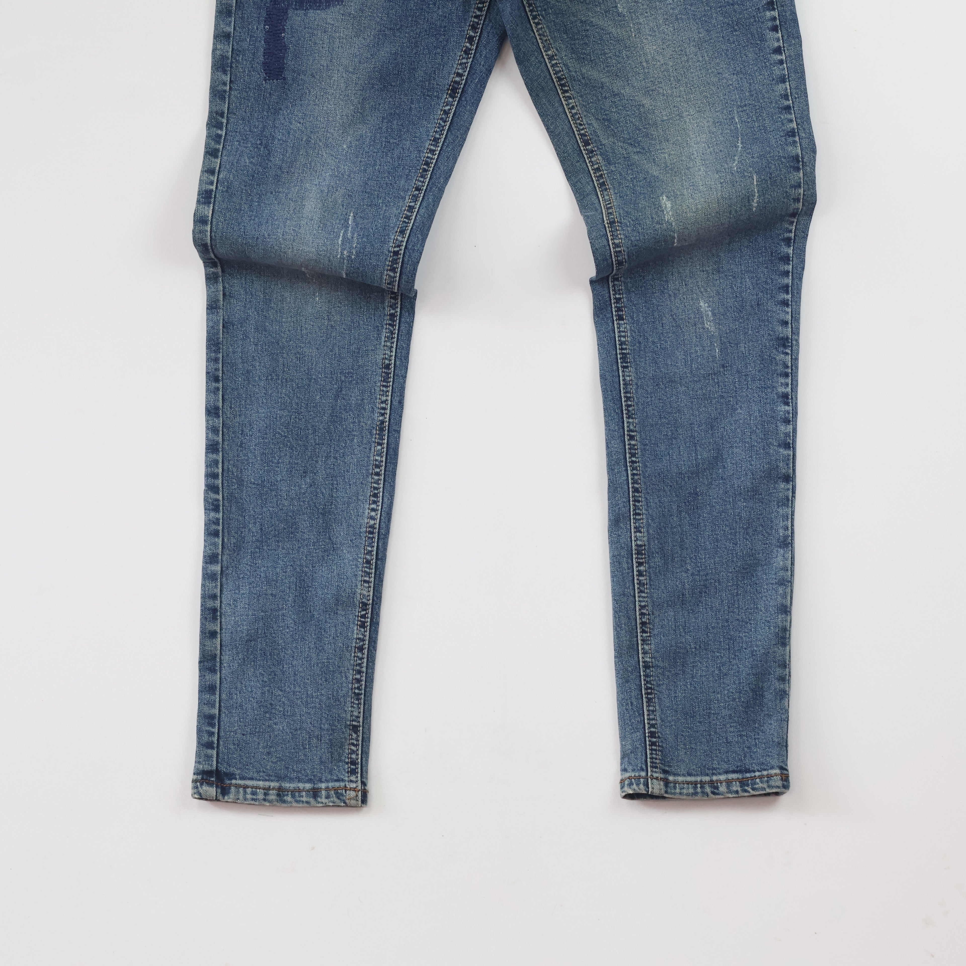 Thrifted Men's Ripped Blue Slim Fit Denim Jeans 28 Waist/ J1041