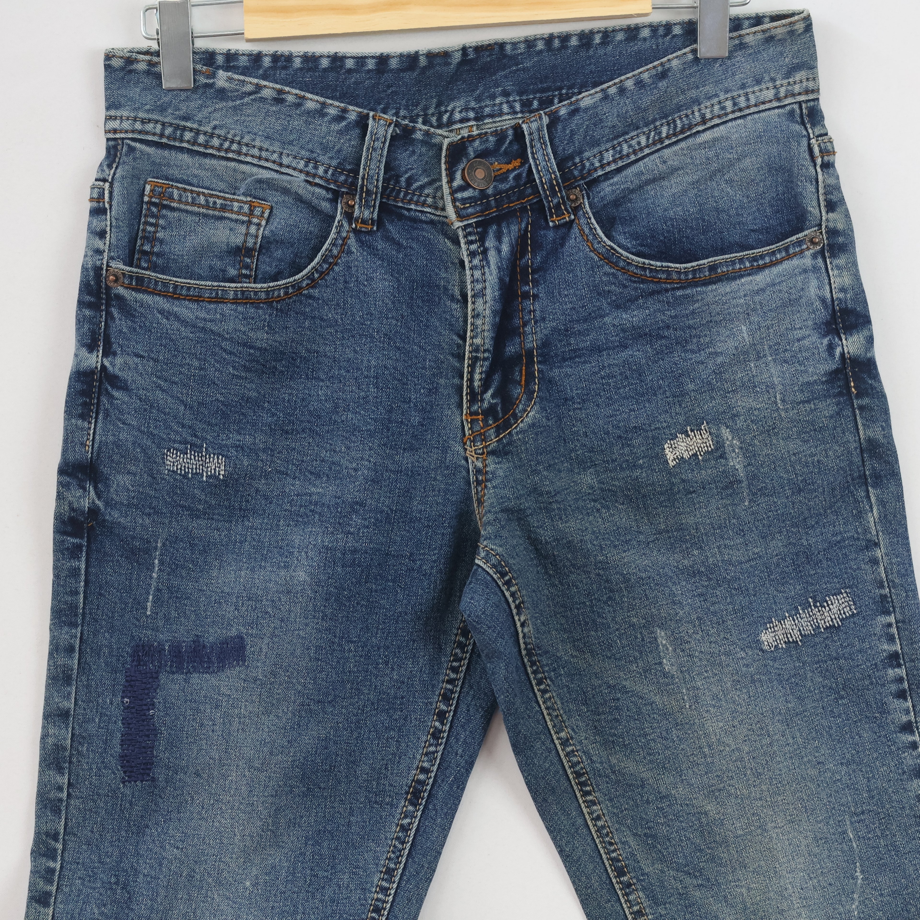 Thrifted Men's Ripped Blue Slim Fit Denim Jeans 28 Waist/ J1041