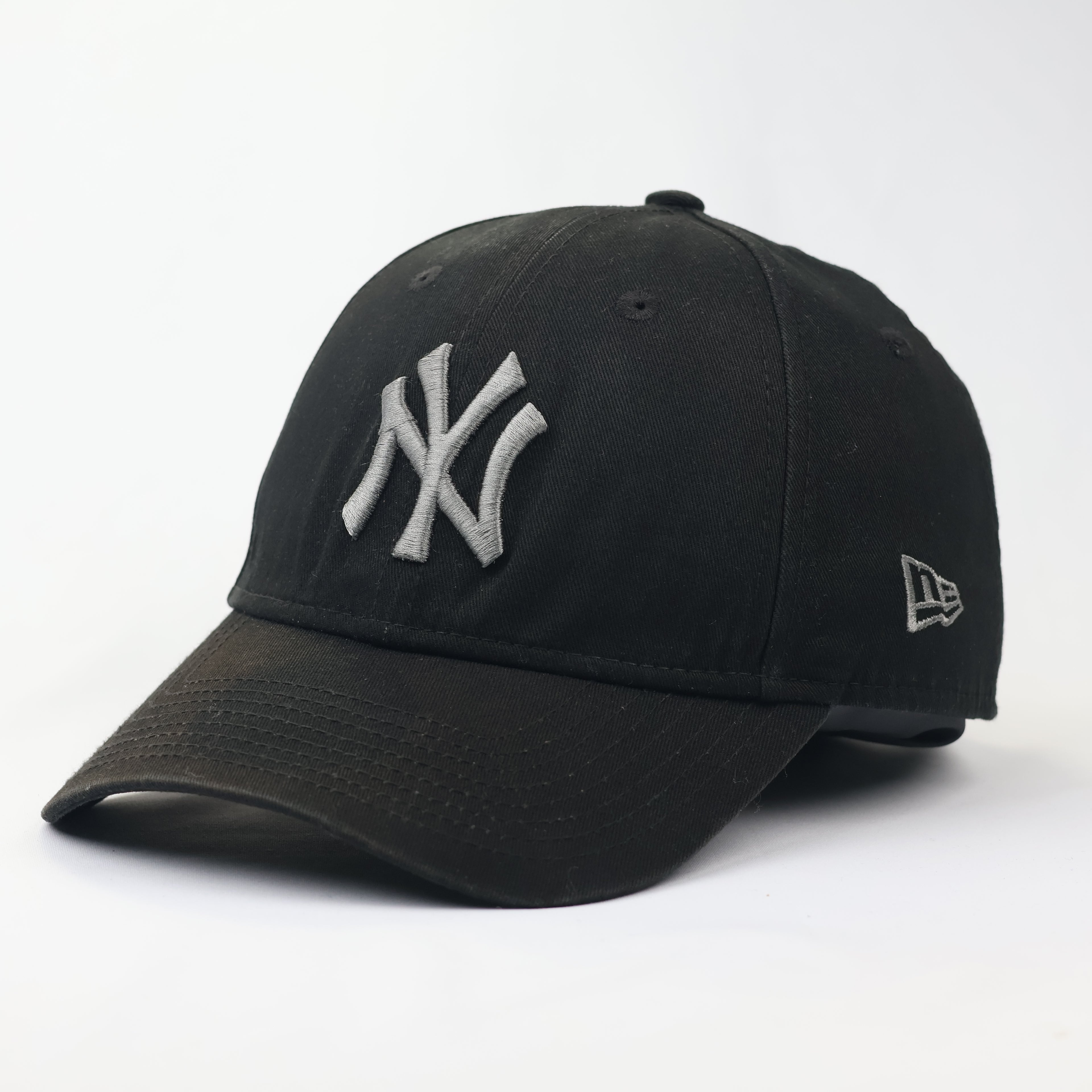 New Era 9FORTY NY Yankees Adjustable Thrifted Cap - Black & Grey