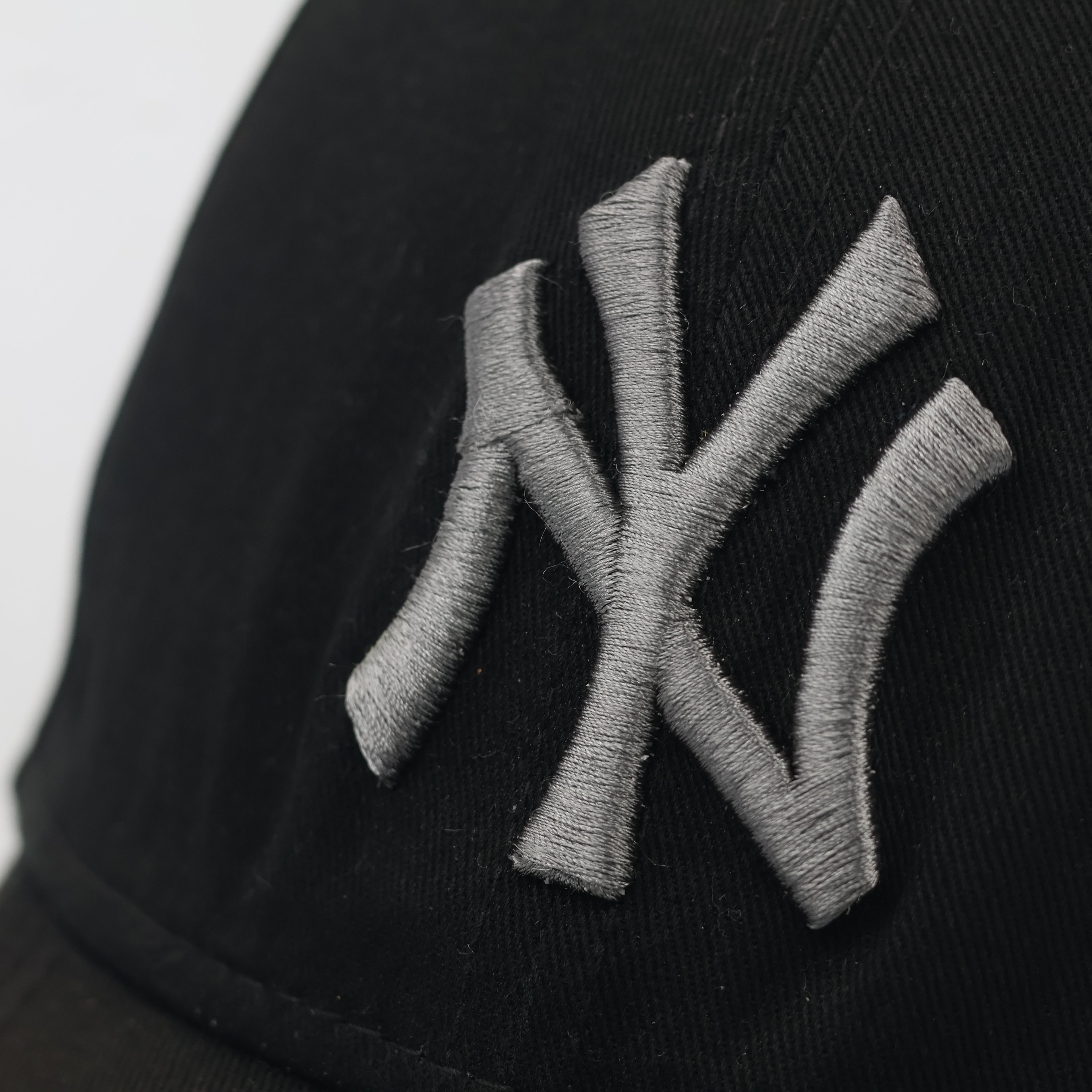 New Era 9FORTY NY Yankees Adjustable Thrifted Cap - Black & Grey
