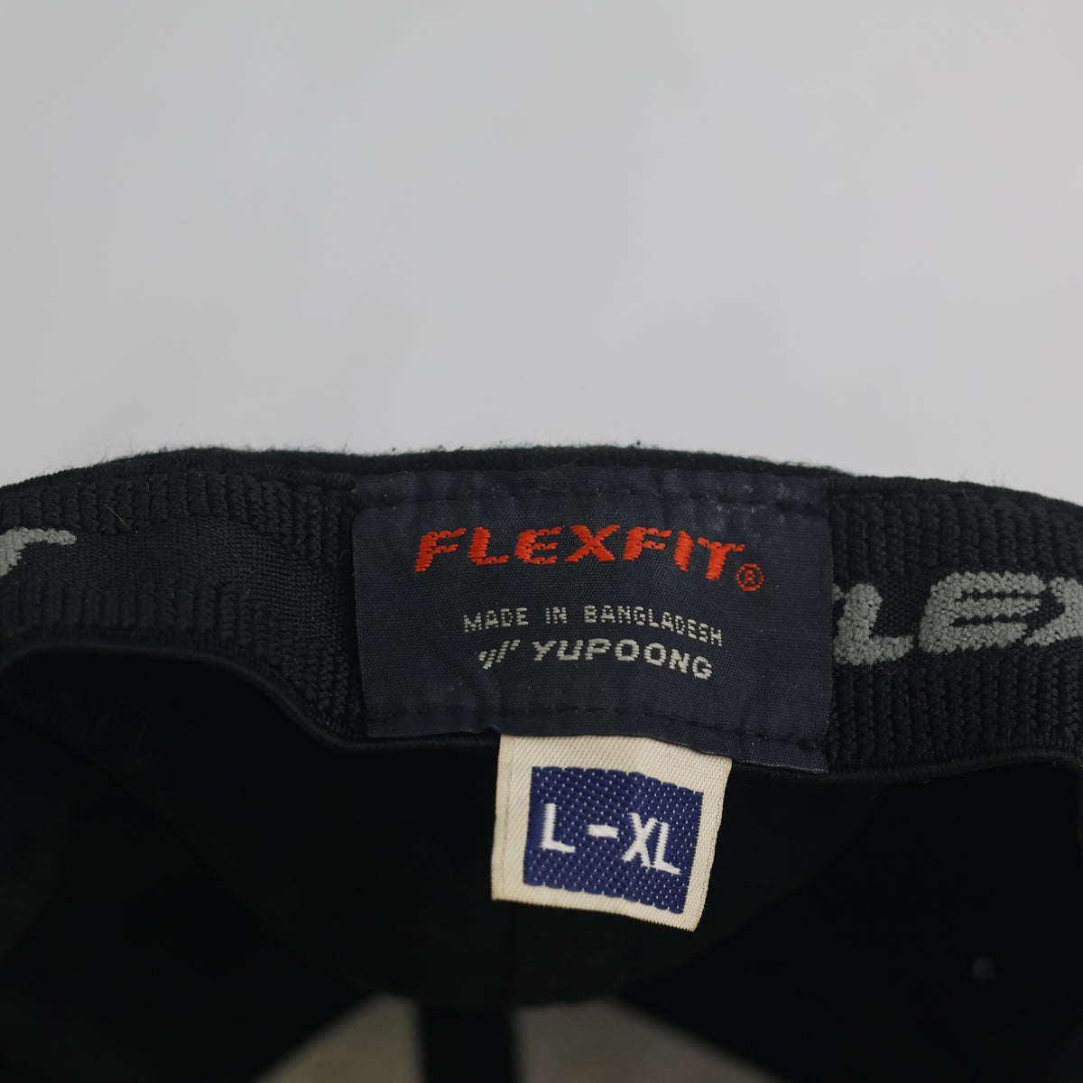 Thrifted Plain Black Flexfit Closed Back Curved Brim Cap| 10826