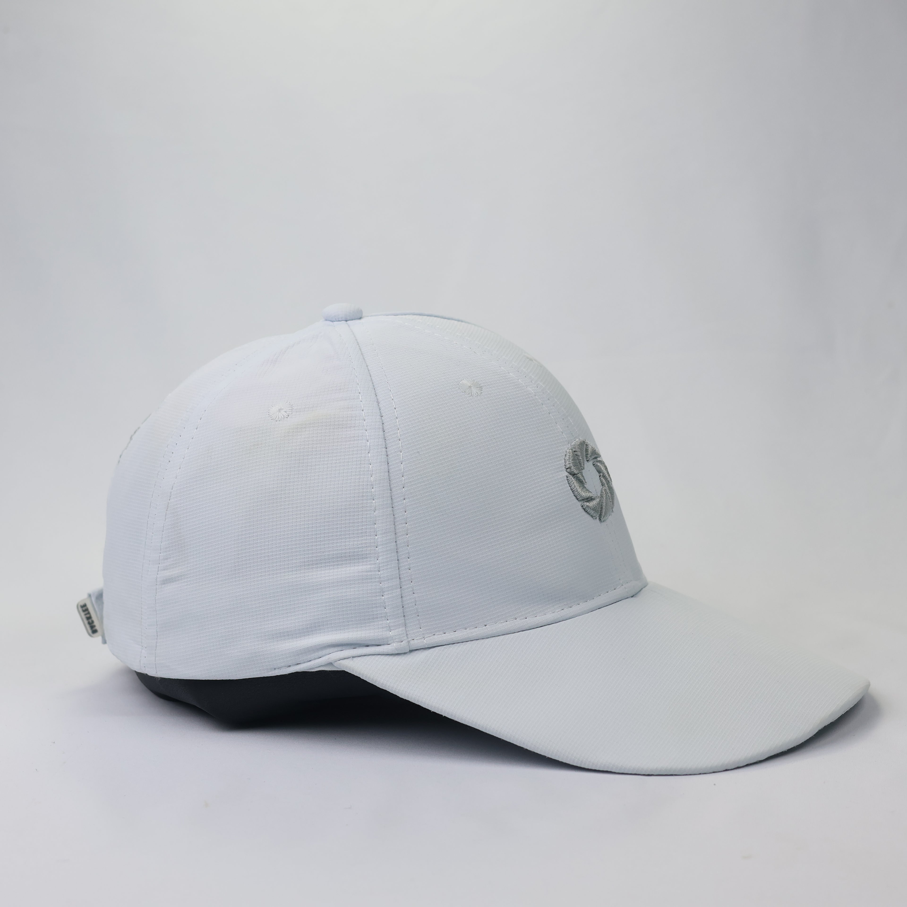 Backtee x Jyske Bank Technical White Performance Golf Thrifted Cap
