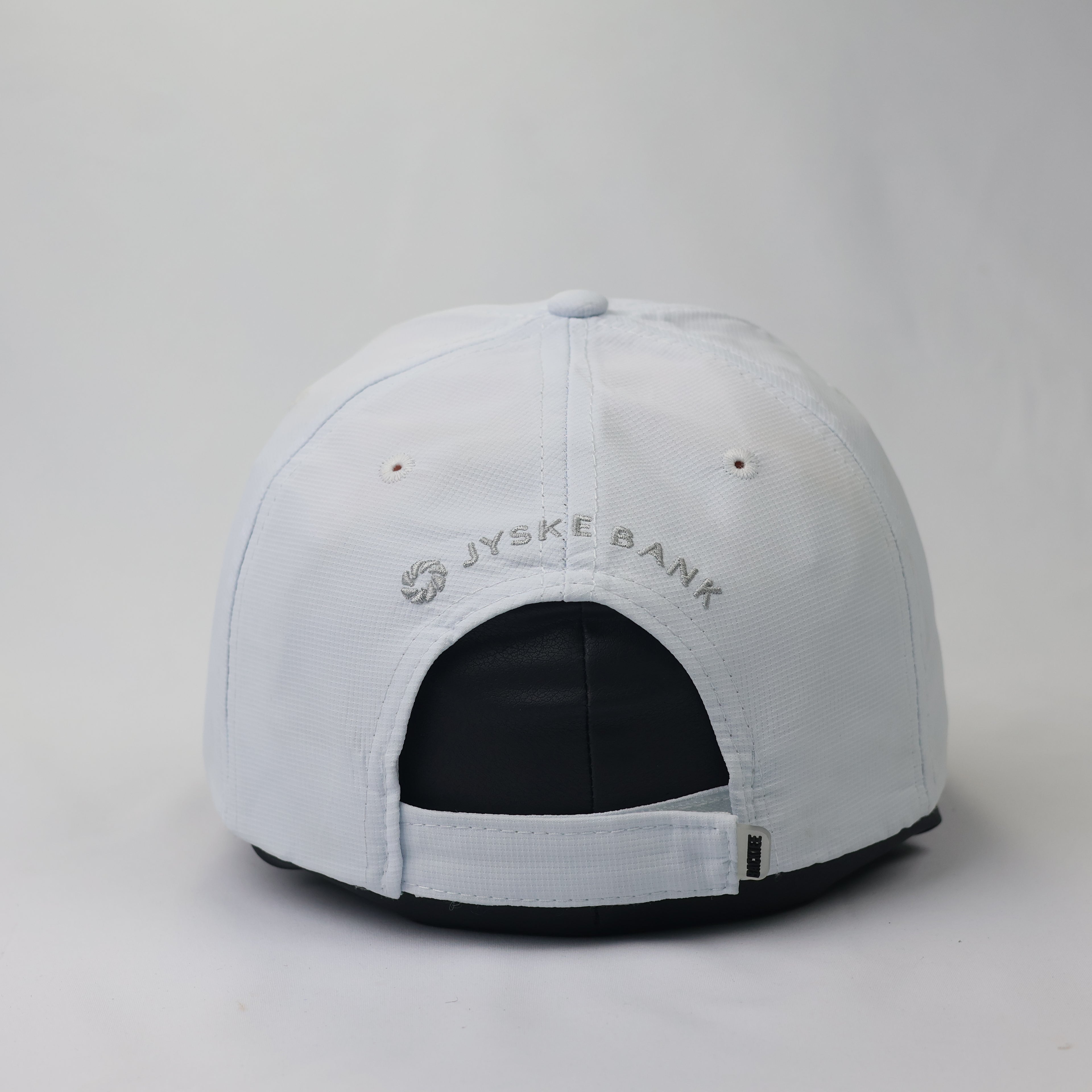Backtee x Jyske Bank Technical White Performance Golf Thrifted Cap
