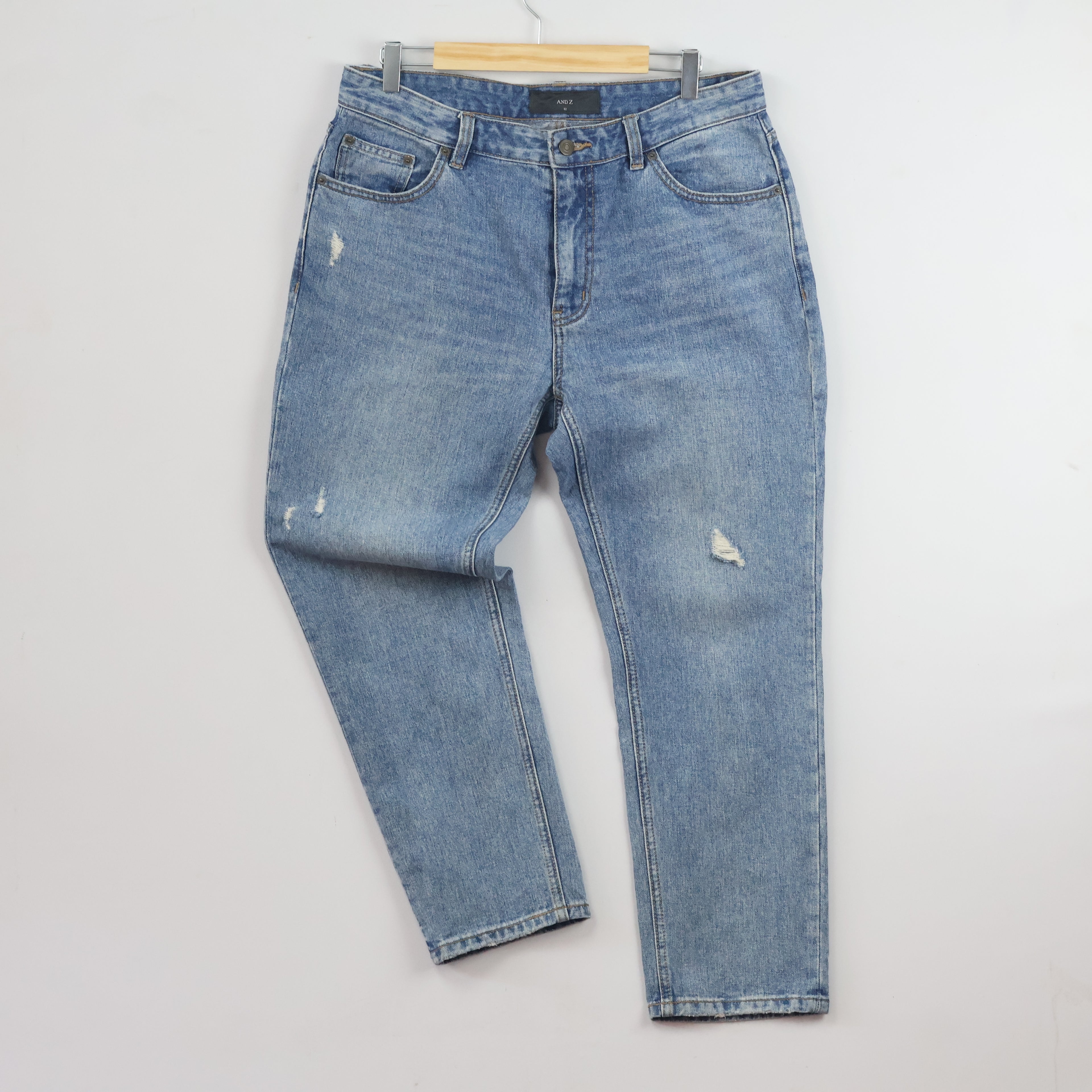 AND Z Women's Light Wash Distressed Denim Jeans 34 waist/ J1072