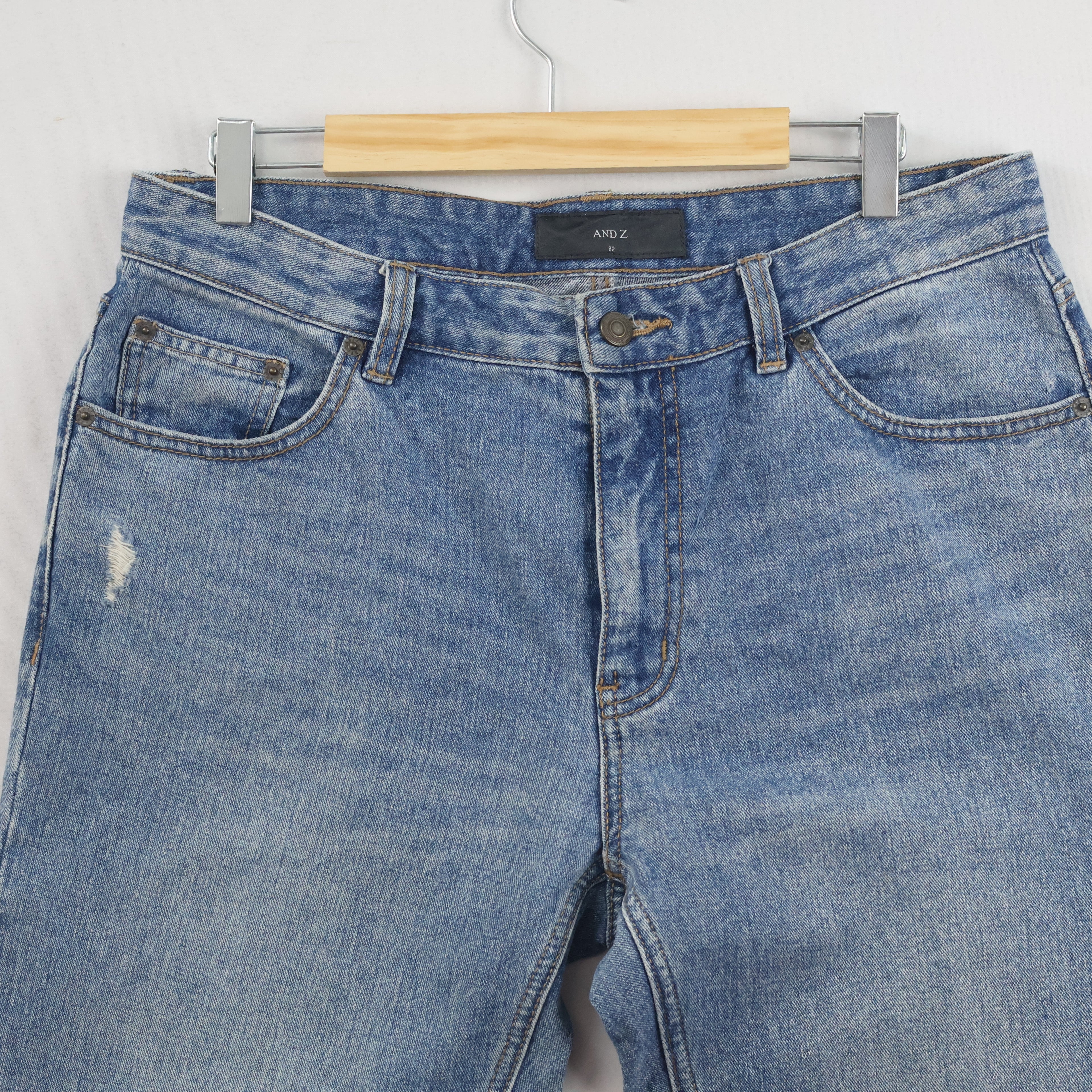 AND Z Women's Light Wash Distressed Denim Jeans 34 waist/ J1072