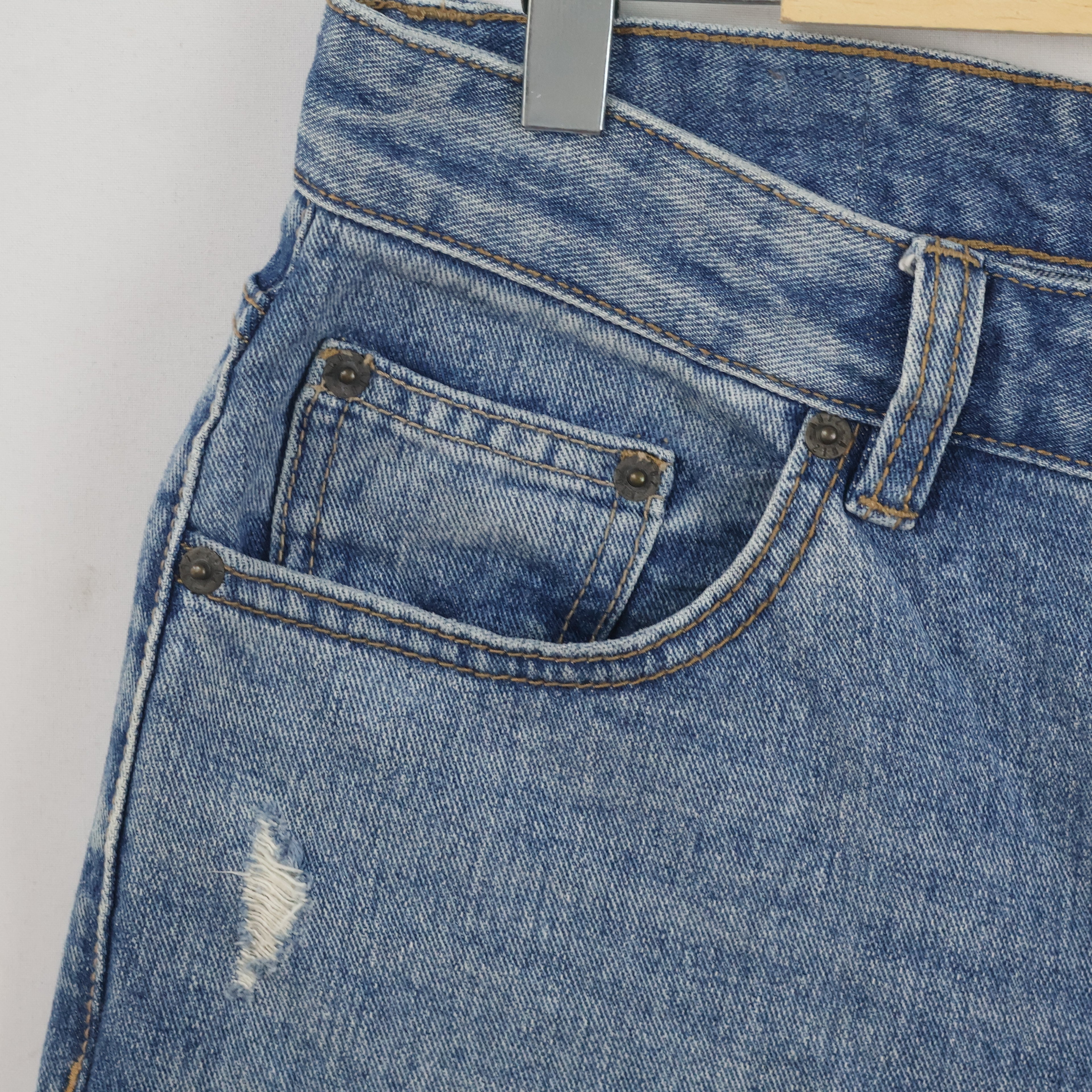 AND Z Women's Light Wash Distressed Denim Jeans 34 waist/ J1072