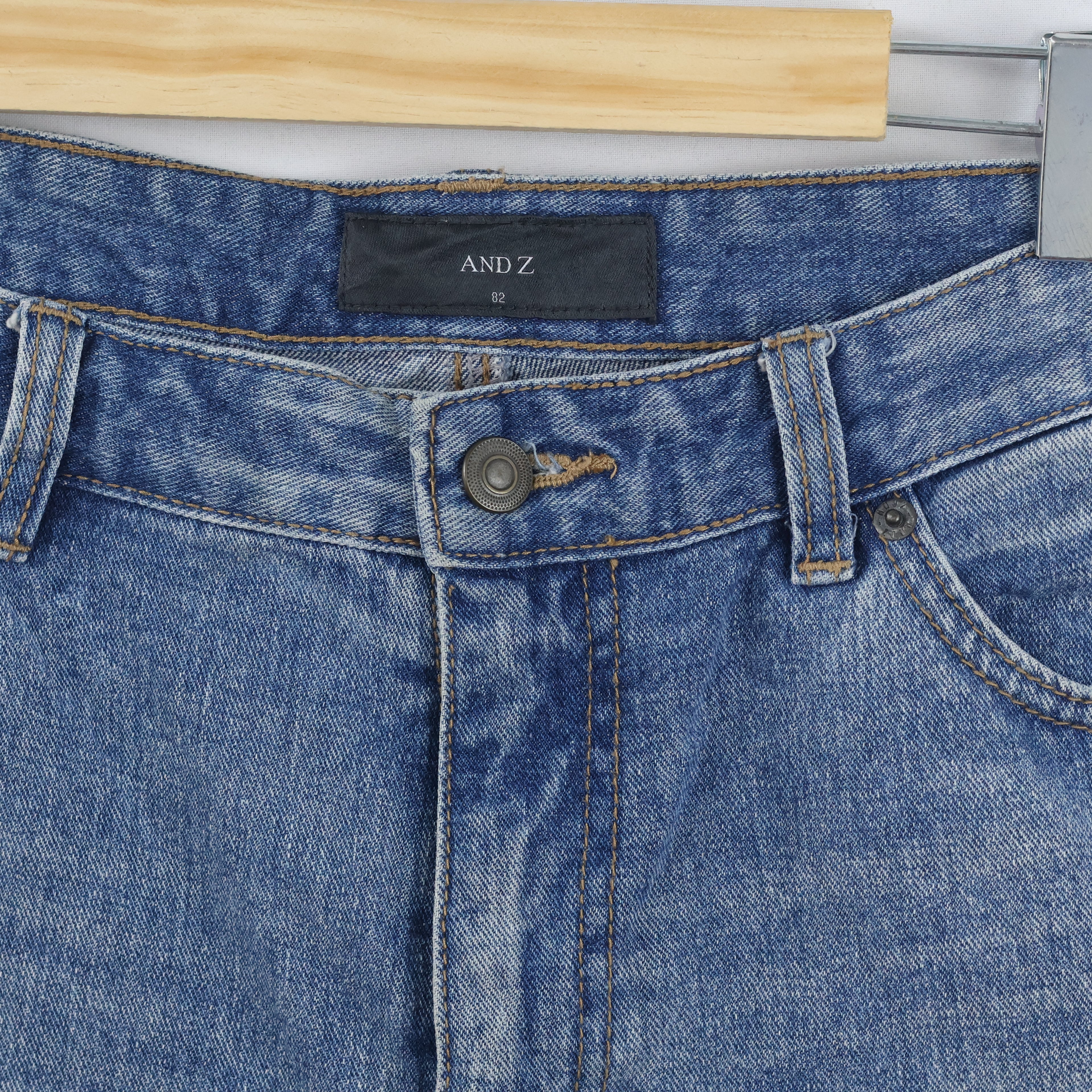 AND Z Women's Light Wash Distressed Denim Jeans 34 waist/ J1072