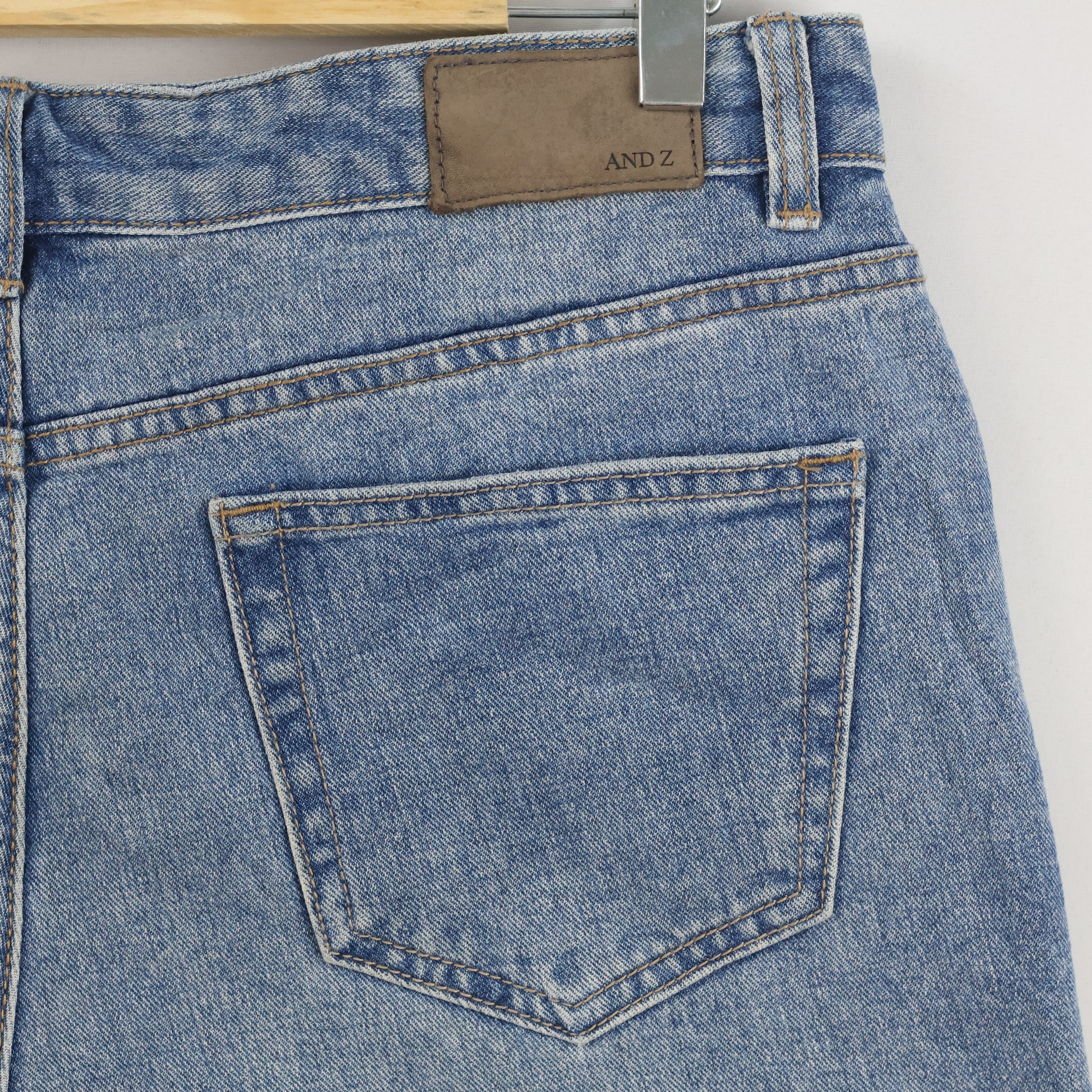 AND Z Women's Light Wash Distressed Denim Jeans 34 waist/ J1072