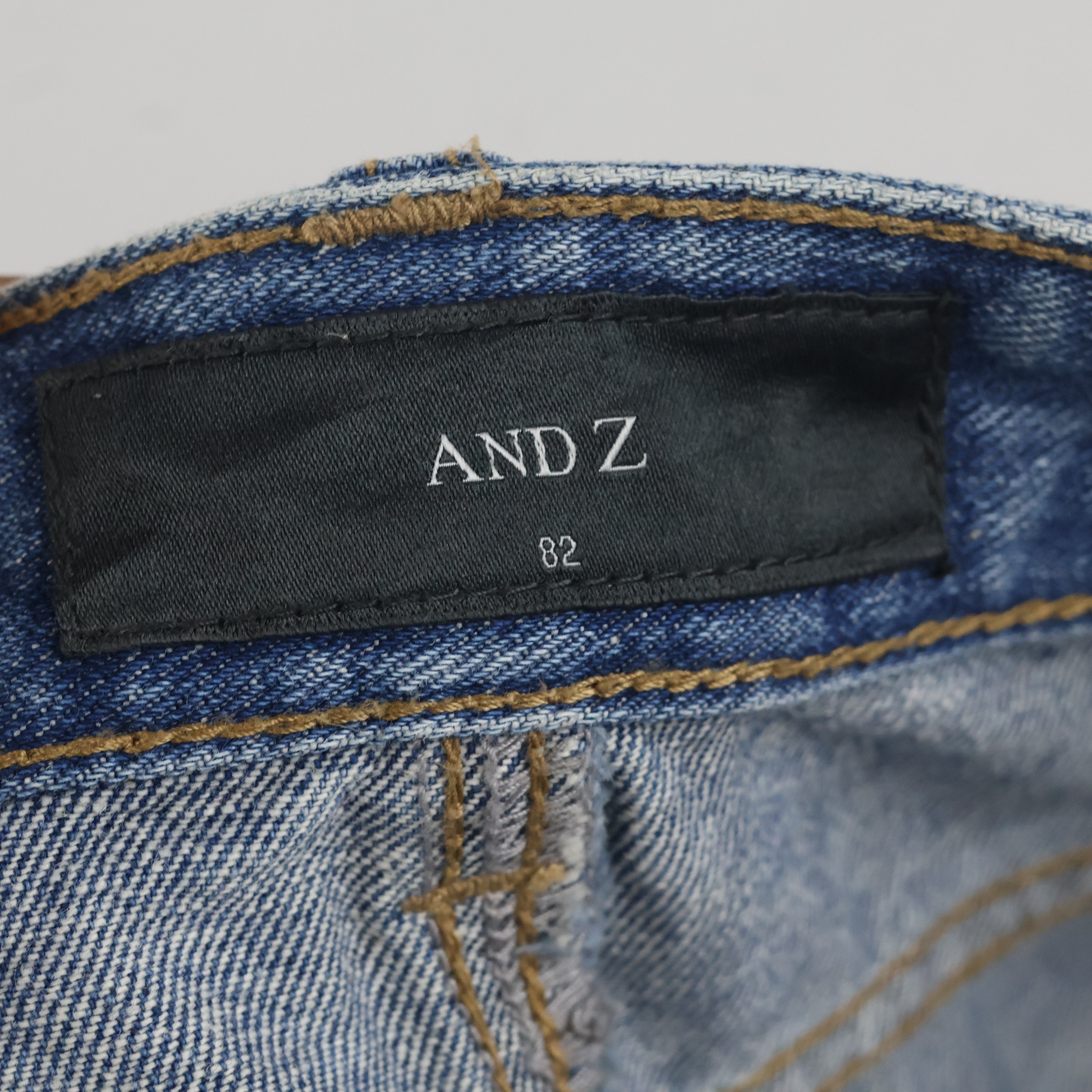 AND Z Women's Light Wash Distressed Denim Jeans 34 waist/ J1072