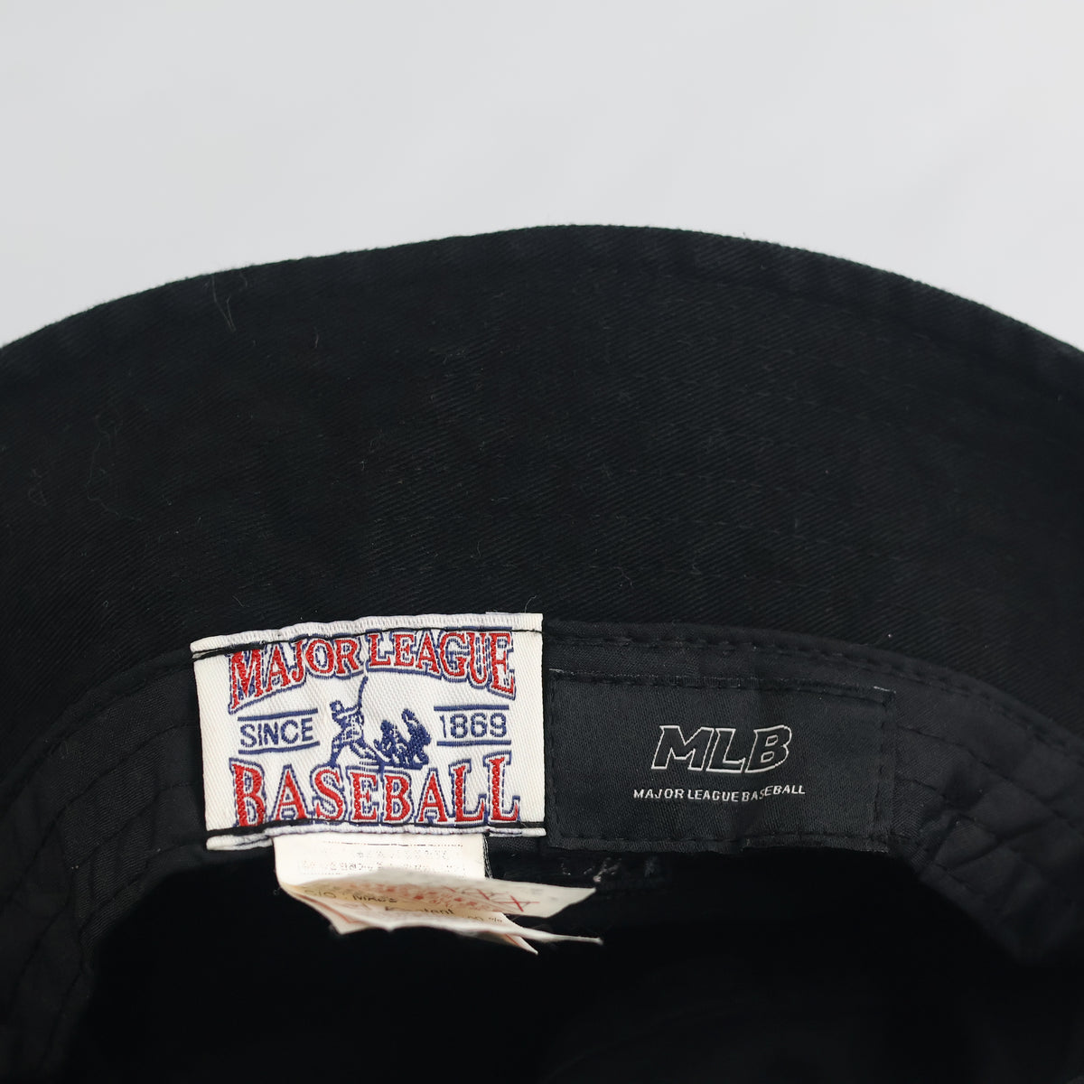 Thrifted MLB NY Yankees Black Heart Embroidered Bucket Hat (Size 58–59 cm)
