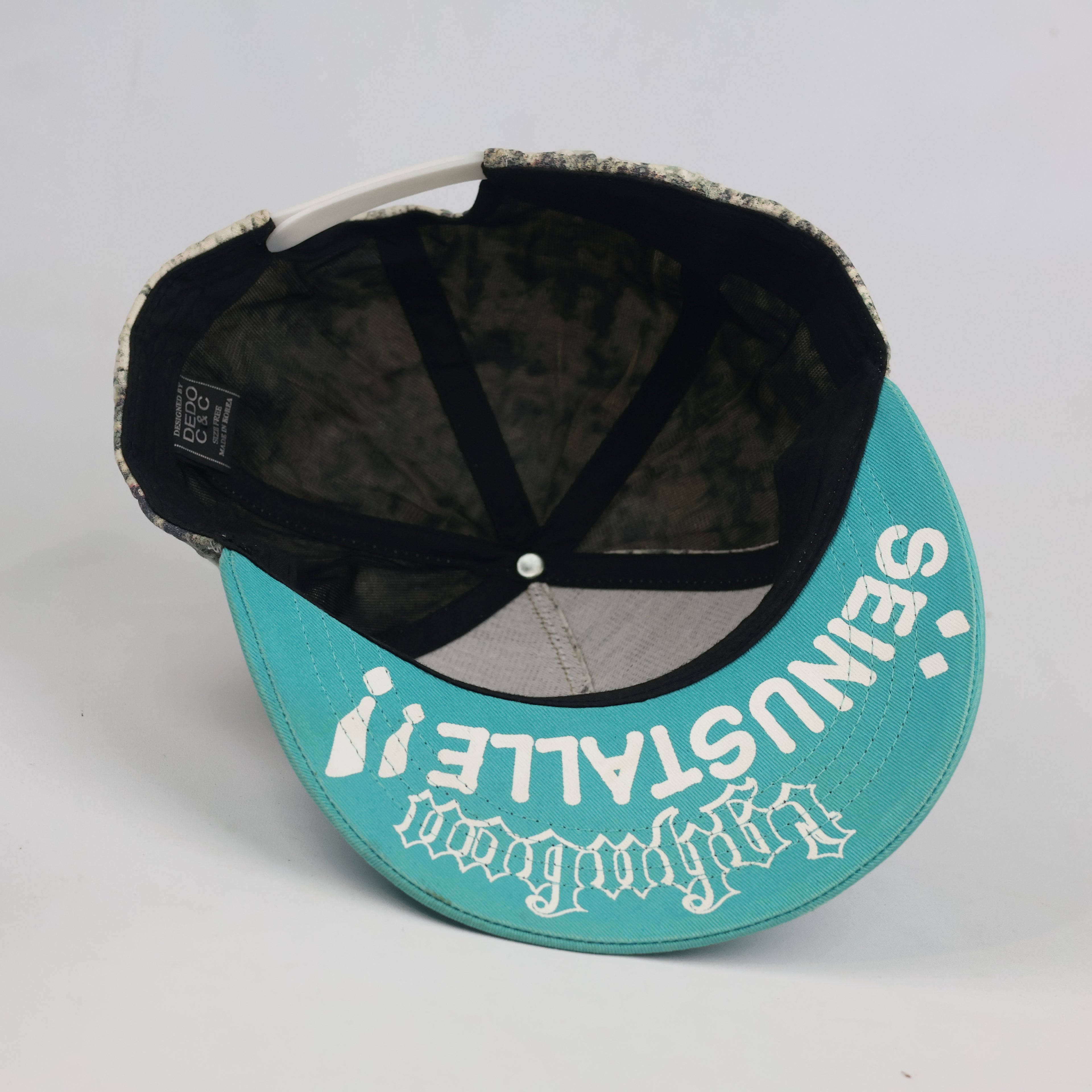 Thrifted Vintage Ei Pyöri Finnish Graphic Cap - Abstract Pattern Flat Bill Hat