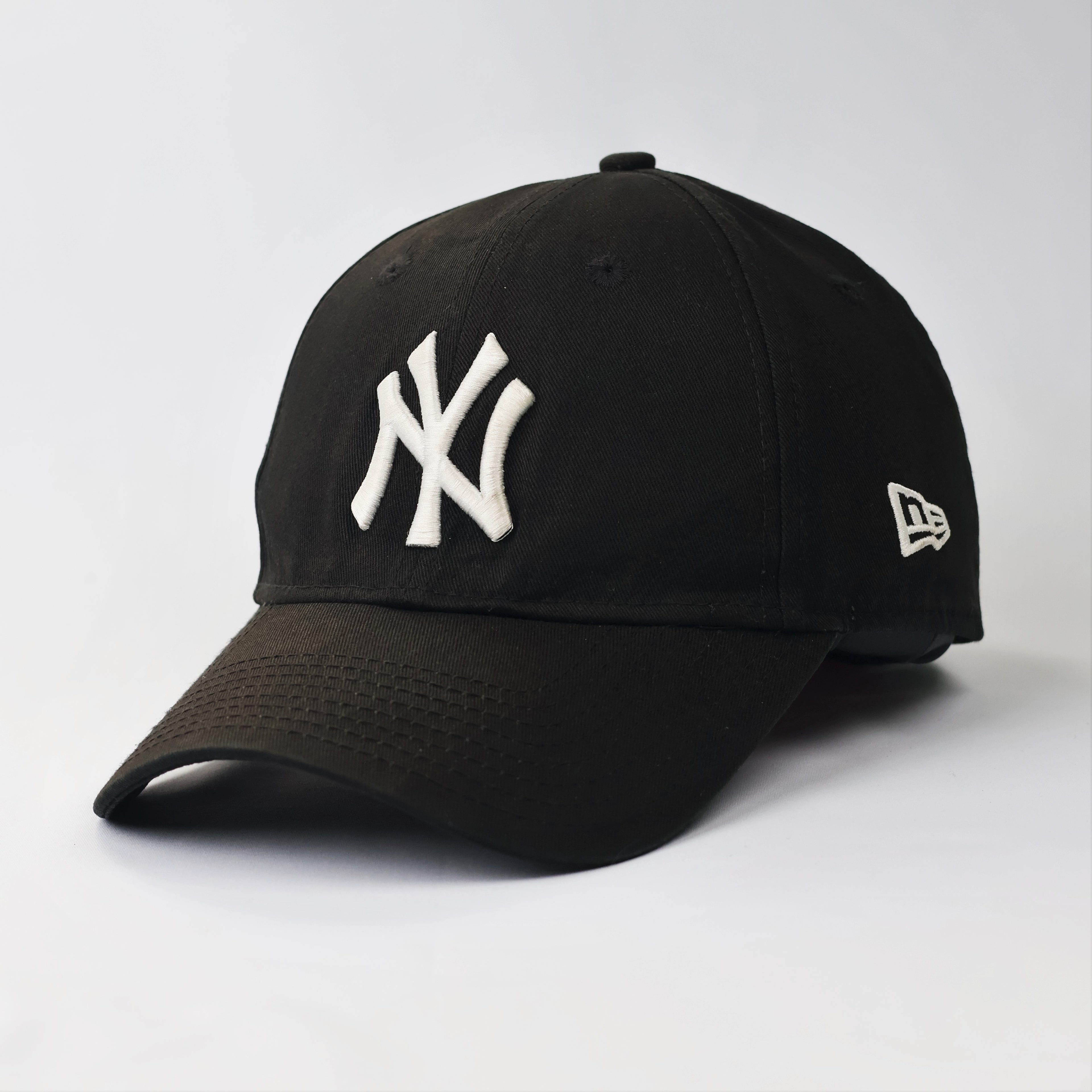 New Era 9FORTY New York Yankees Adjustable Thrifted Cap - Black & White