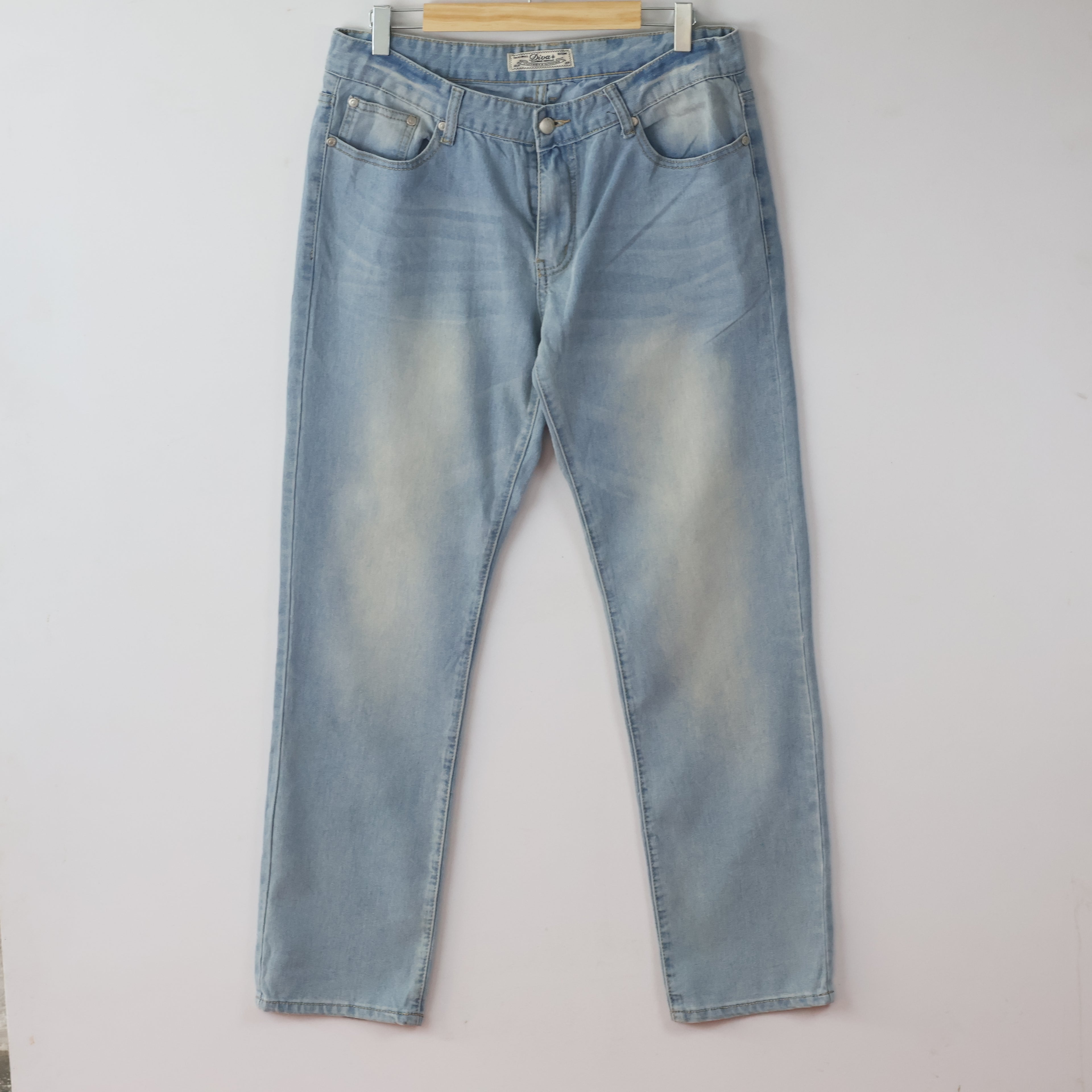 Thrifted Men's Diva Jean Comfort Fit Light Blue Denim Waist: 32/ J1077