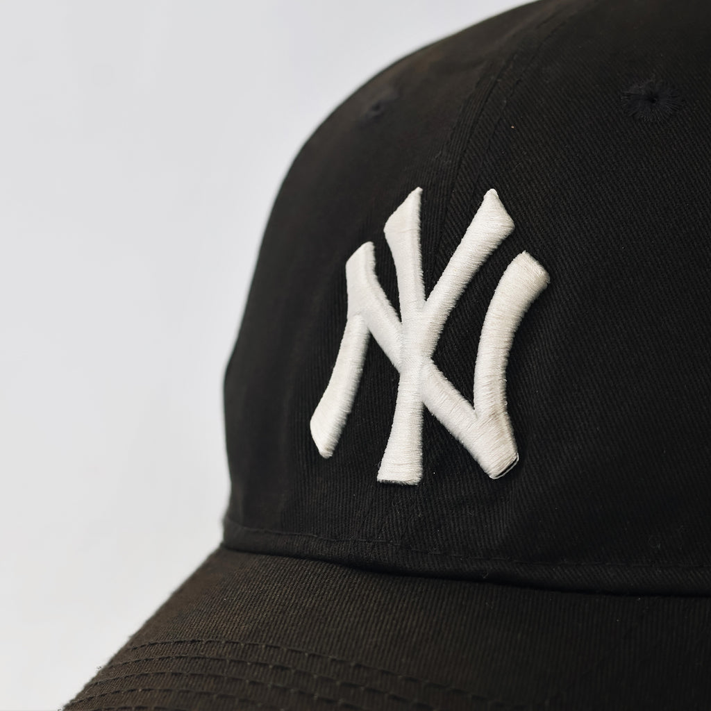 New Era 9FORTY New York Yankees Adjustable Thrifted Cap - Black & White