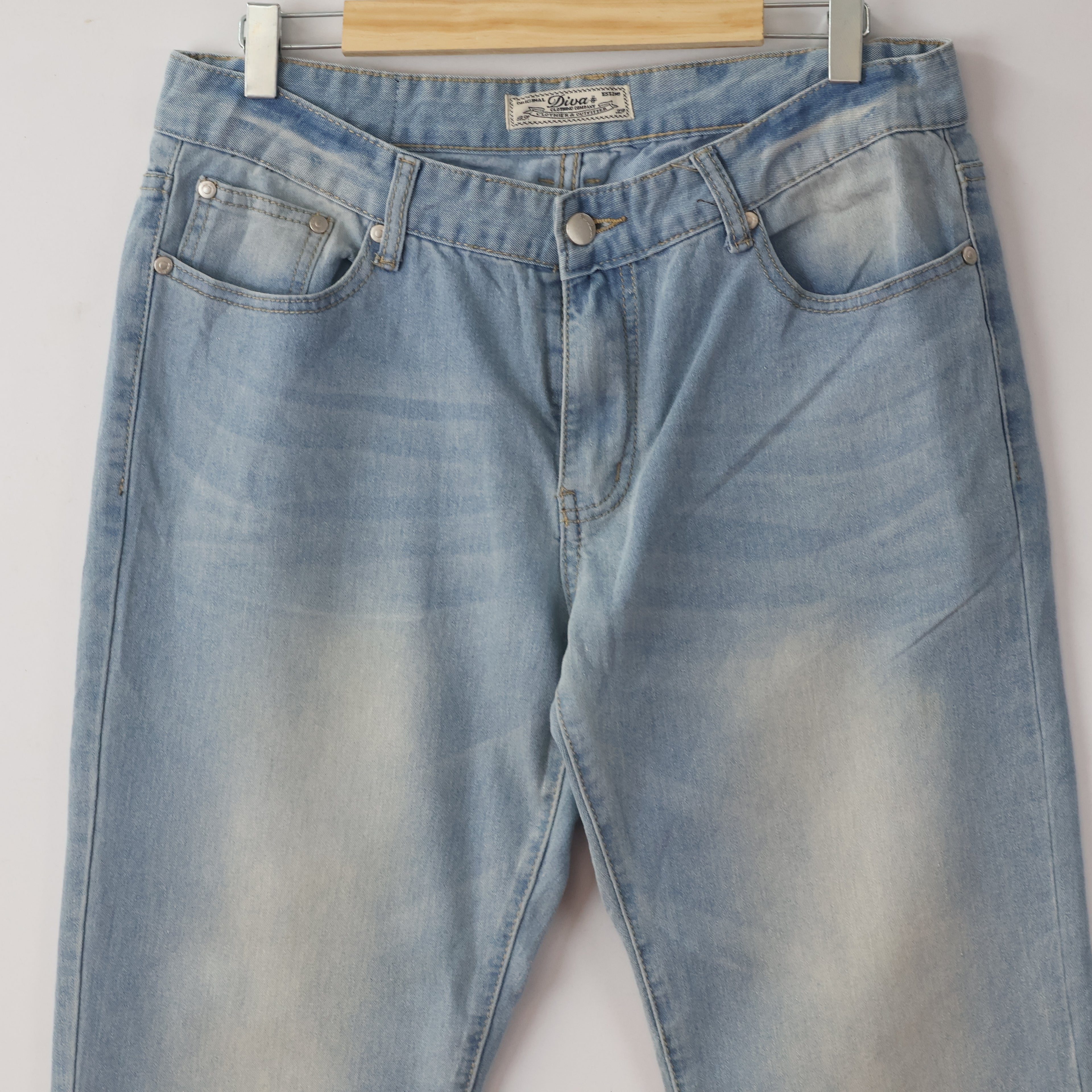 Thrifted Men's Diva Jean Comfort Fit Light Blue Denim Waist: 32/ J1077