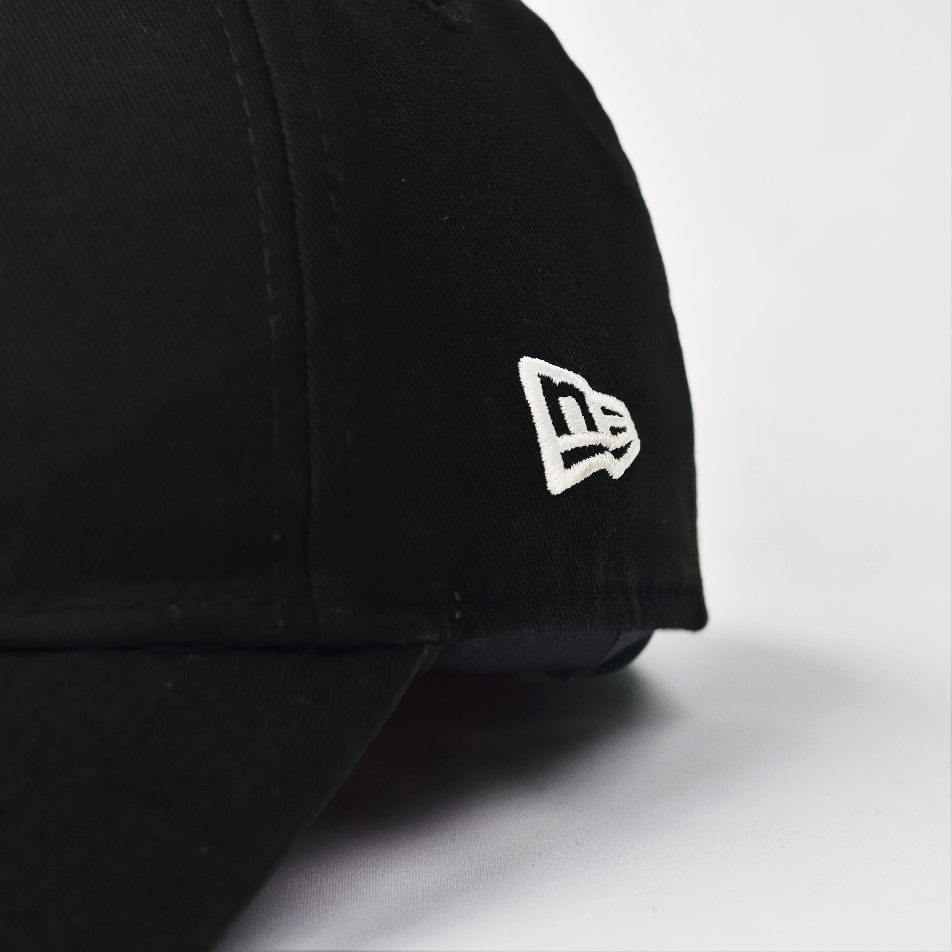 New Era 9FORTY New York Yankees Adjustable Thrifted Cap - Black & White
