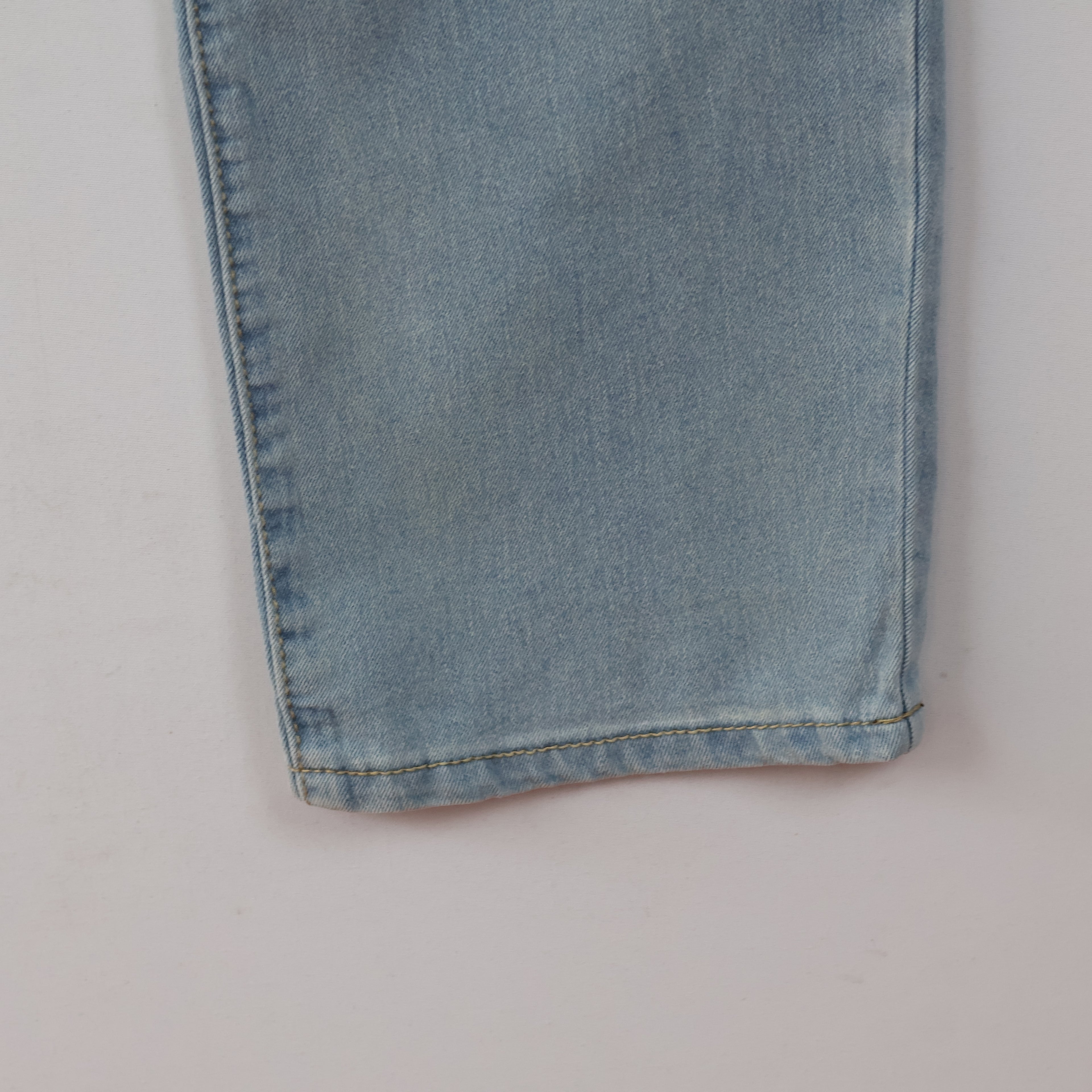Thrifted Men's Diva Jean Comfort Fit Light Blue Denim Waist: 32/ J1077