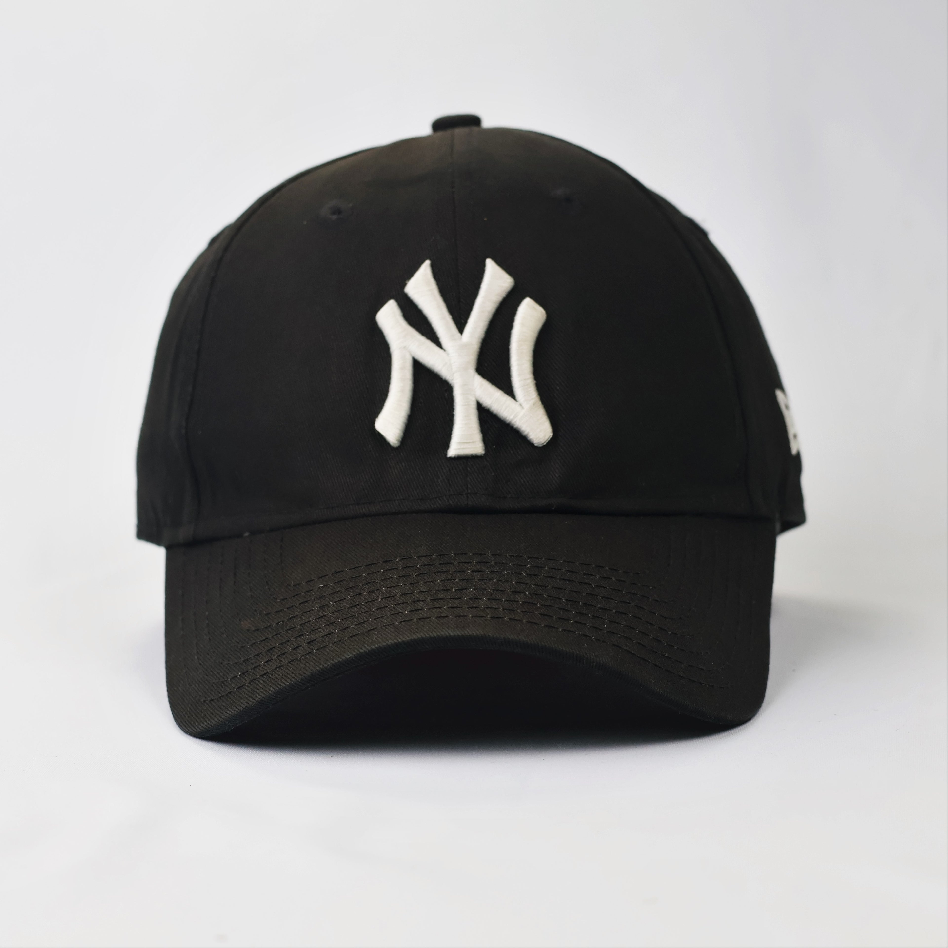 New Era 9FORTY New York Yankees Adjustable Thrifted Cap - Black & White