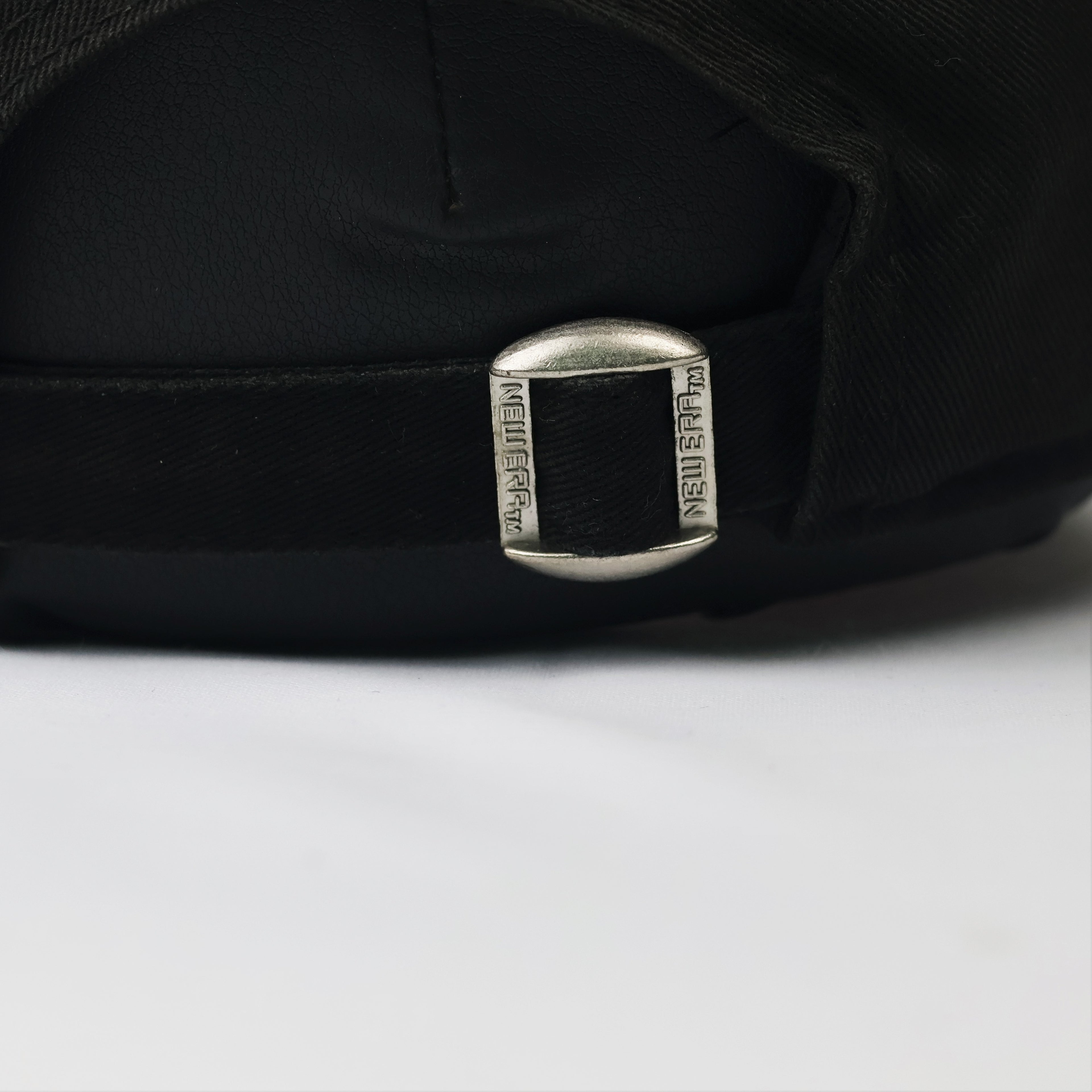 New Era 9FORTY New York Yankees Adjustable Thrifted Cap - Black & White