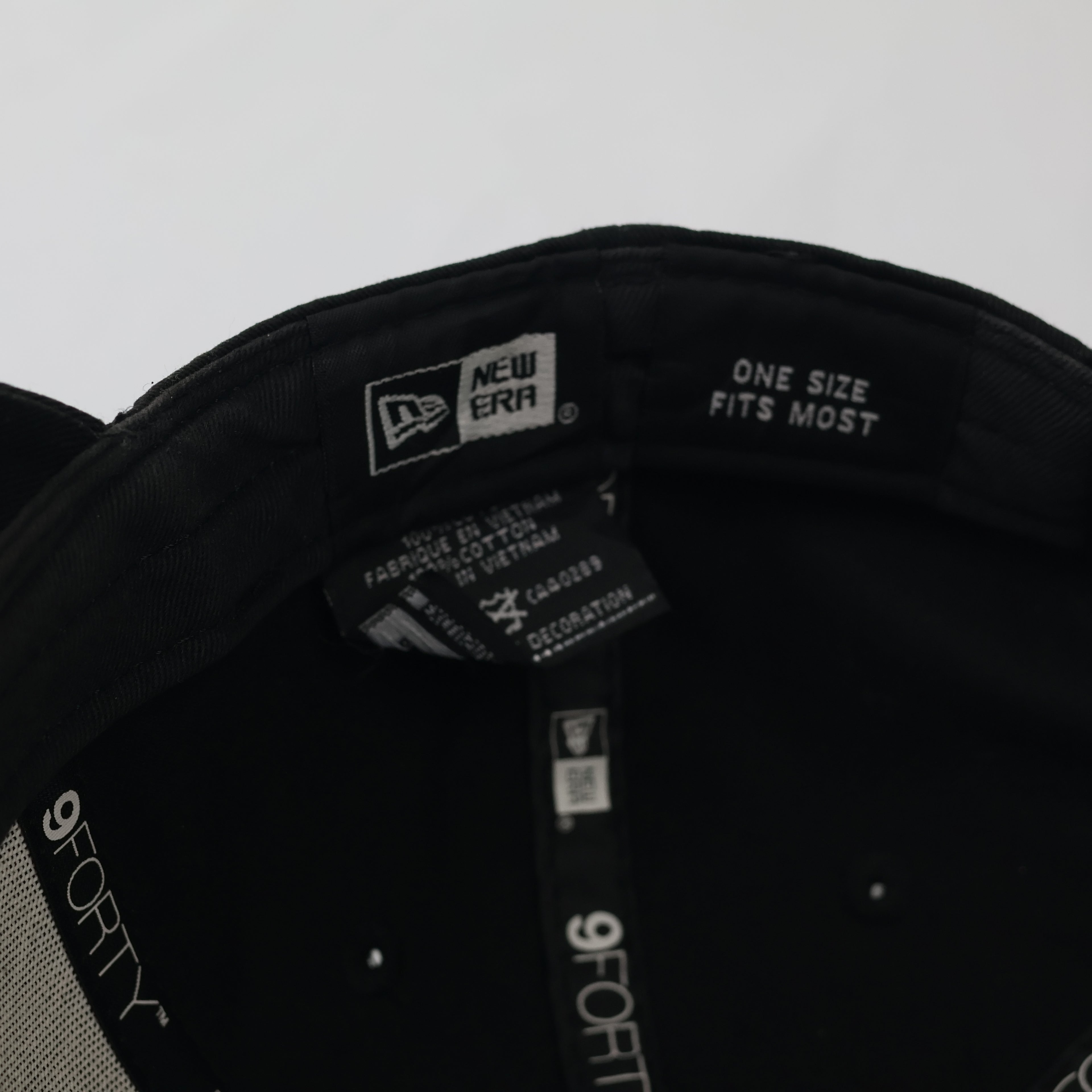 New Era 9FORTY New York Yankees Adjustable Thrifted Cap - Black & White