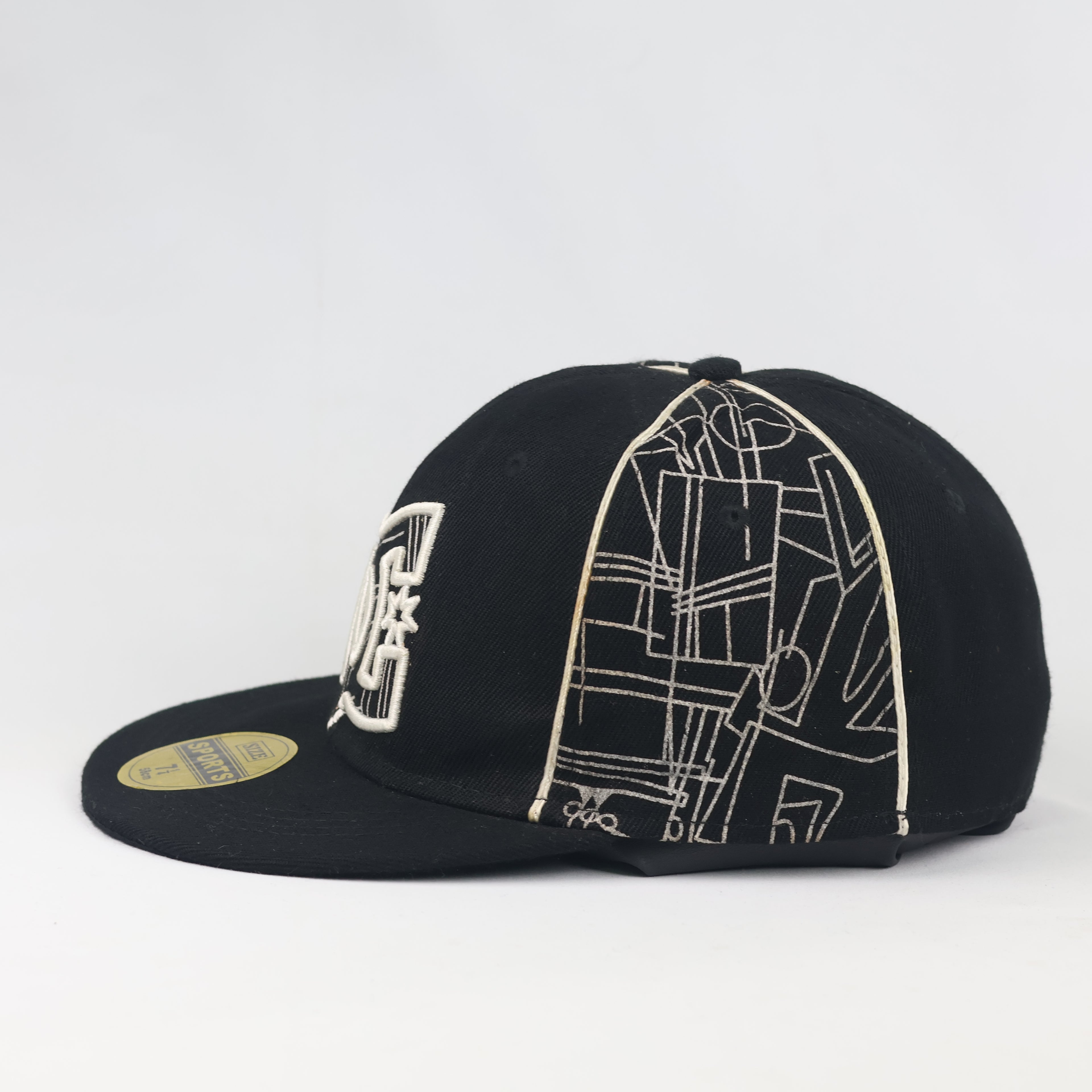 Thrifted DC Shoes All-Over Print Black Flat Brim Cap - Size 7 1/4 (58cm)