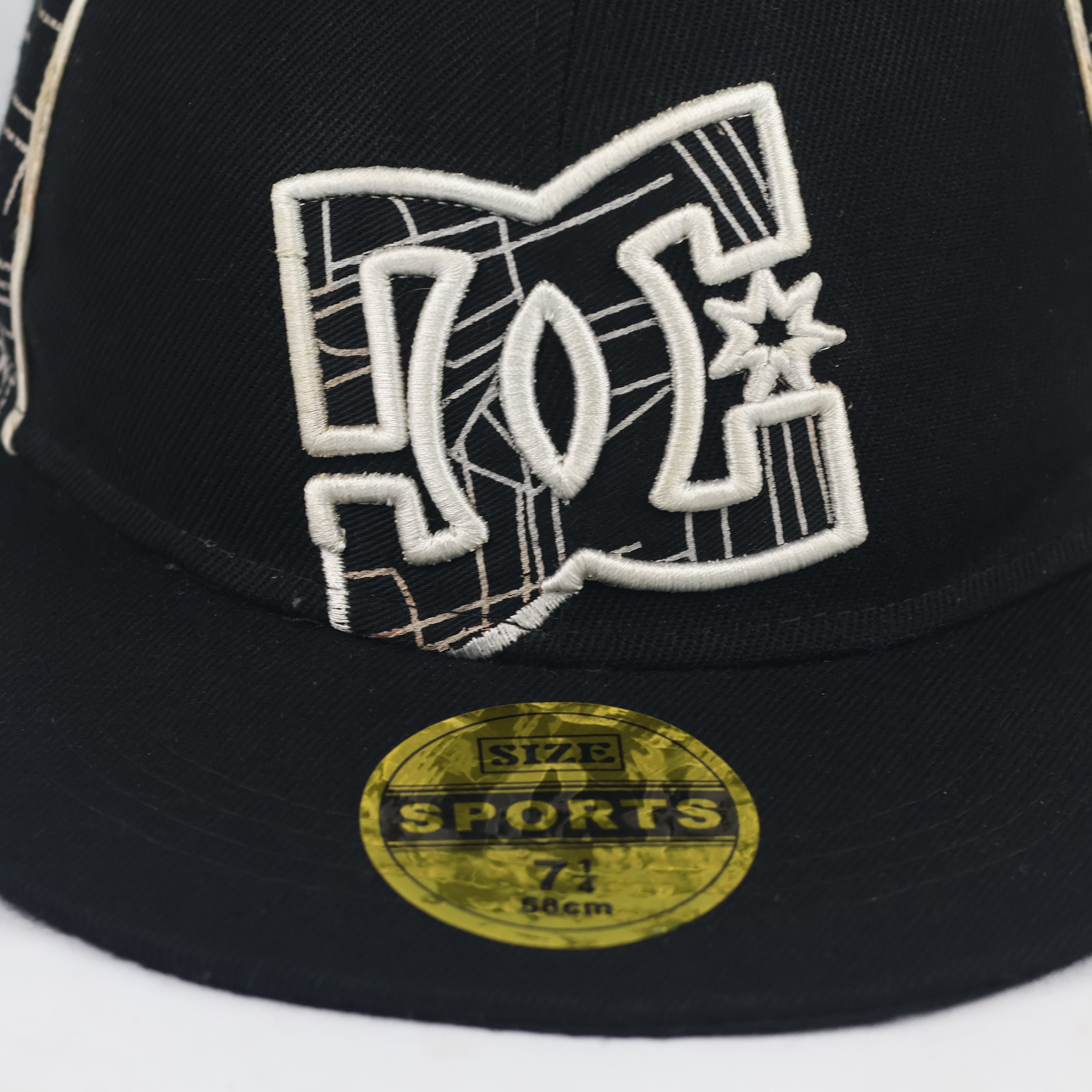 Thrifted DC Shoes All-Over Print Black Flat Brim Cap - Size 7 1/4 (58cm)