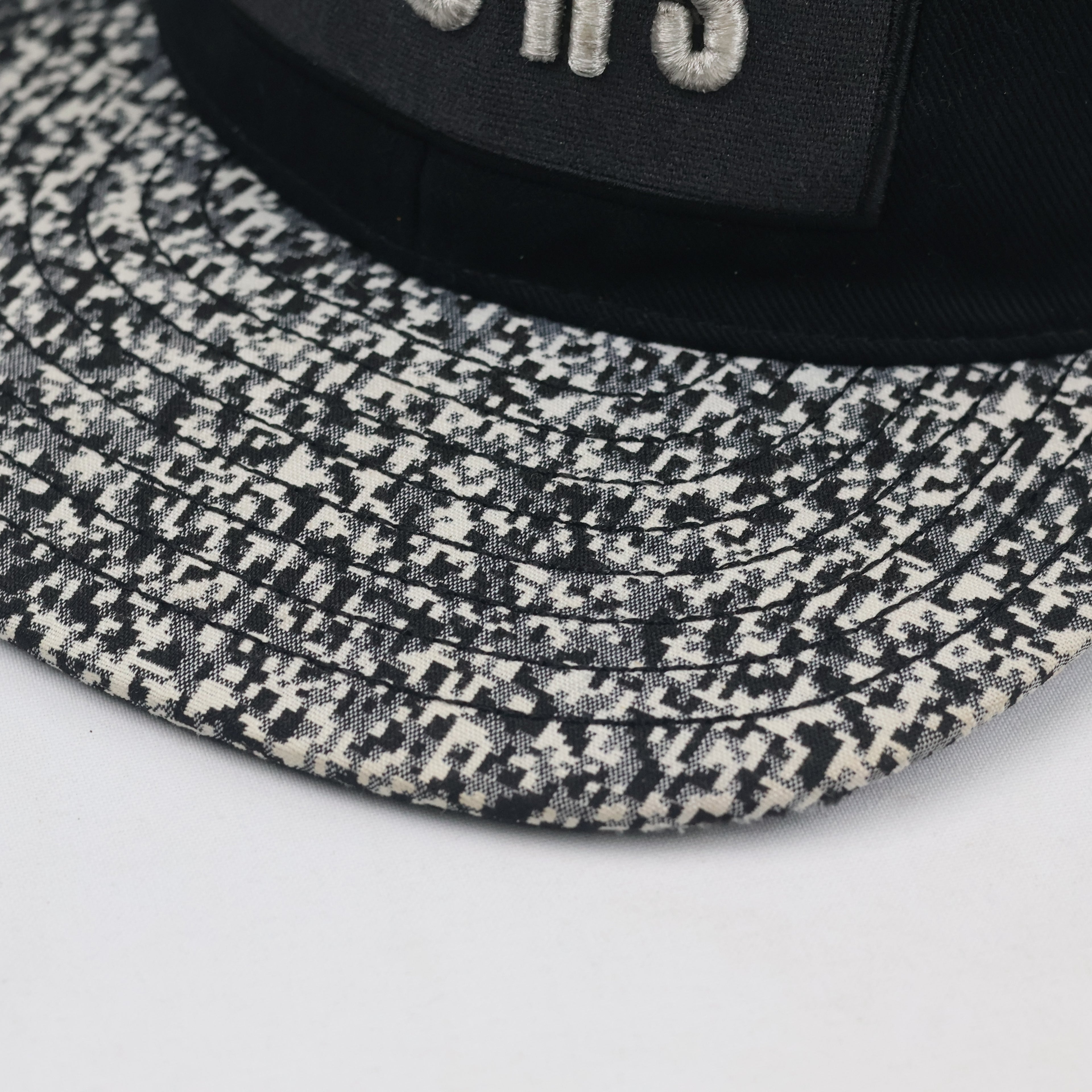 Vintage NBA San Antonio Spurs Houndstooth Pattern Brim Snapback - Size 57-59cm