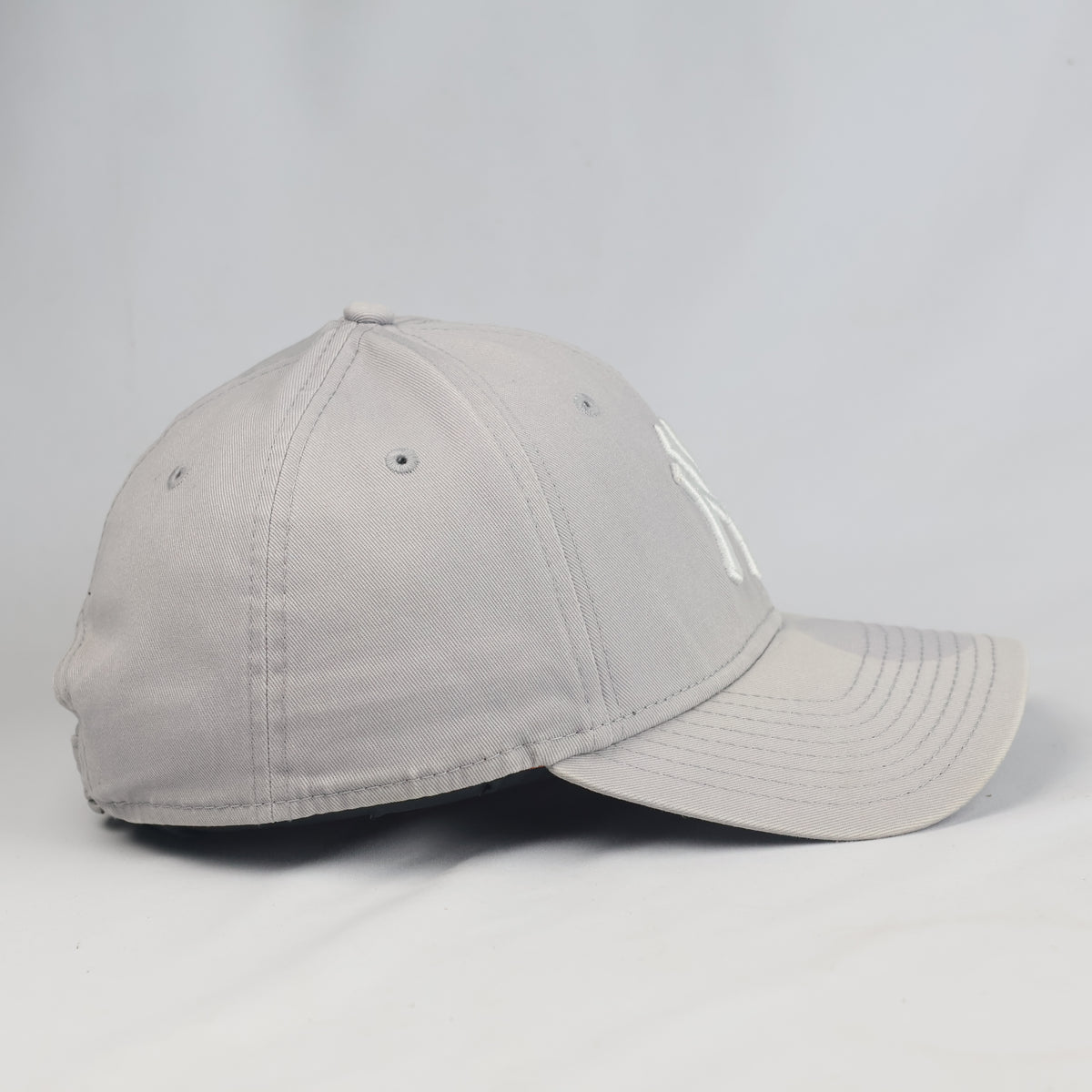 Thrifted New Era 9FORTY NY Yankees Light Grey Cap (Size 57–59 cm) | 10897