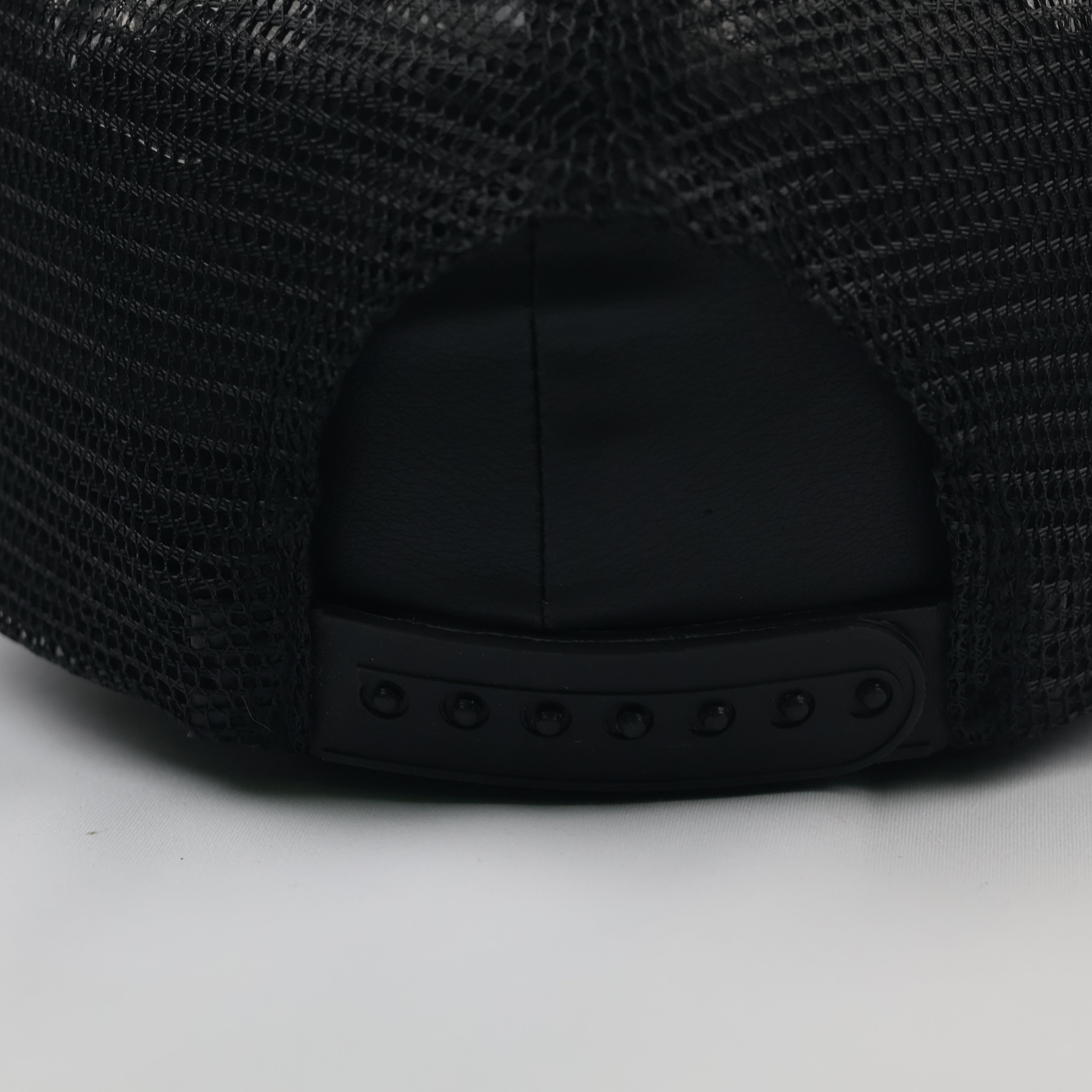 Retro Streetwear Mesh Back Cap - Black & Yellow Minimalist Hat