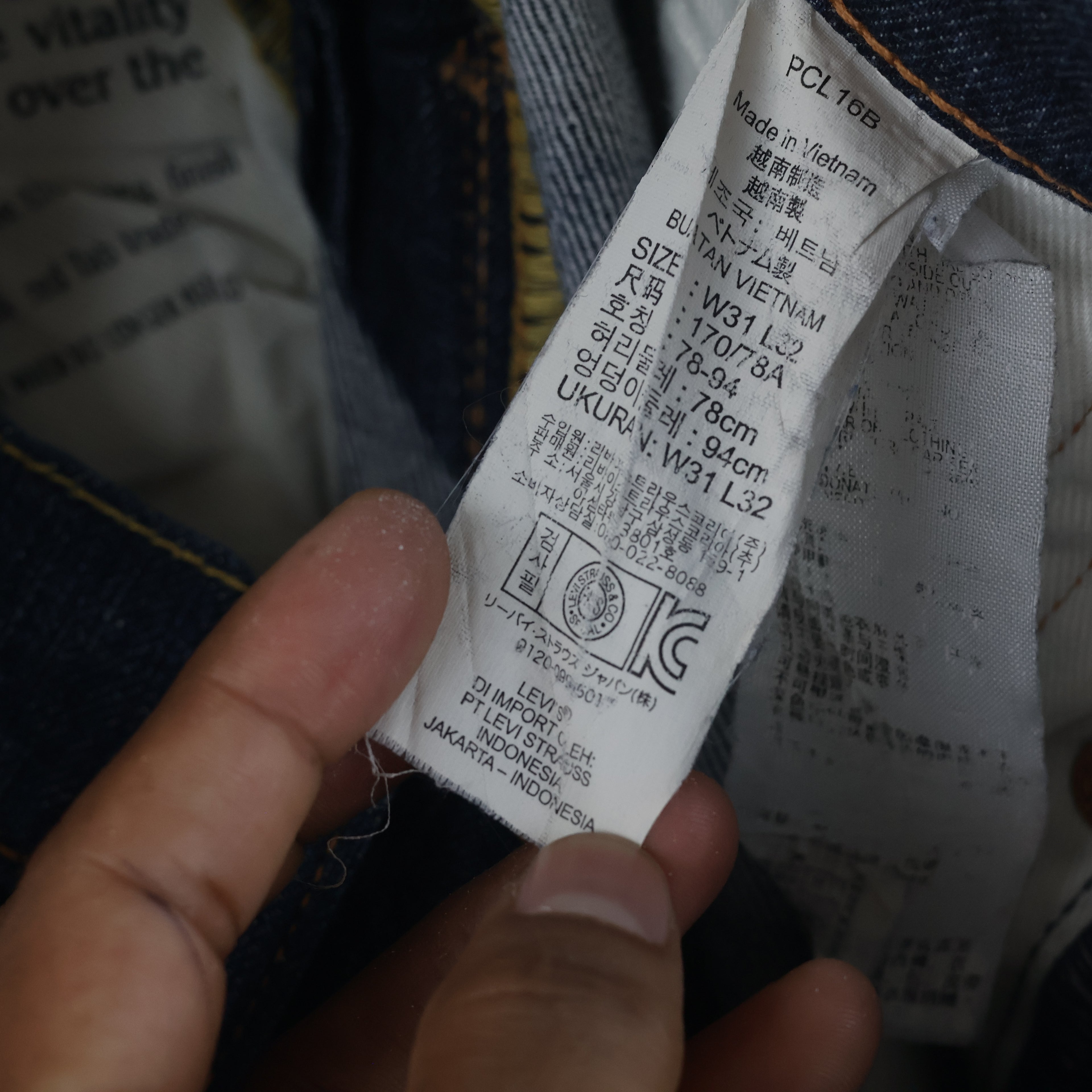 Thrifted Levi's 510 Dark Blue Skinny Denim Waist: 32/ J1097