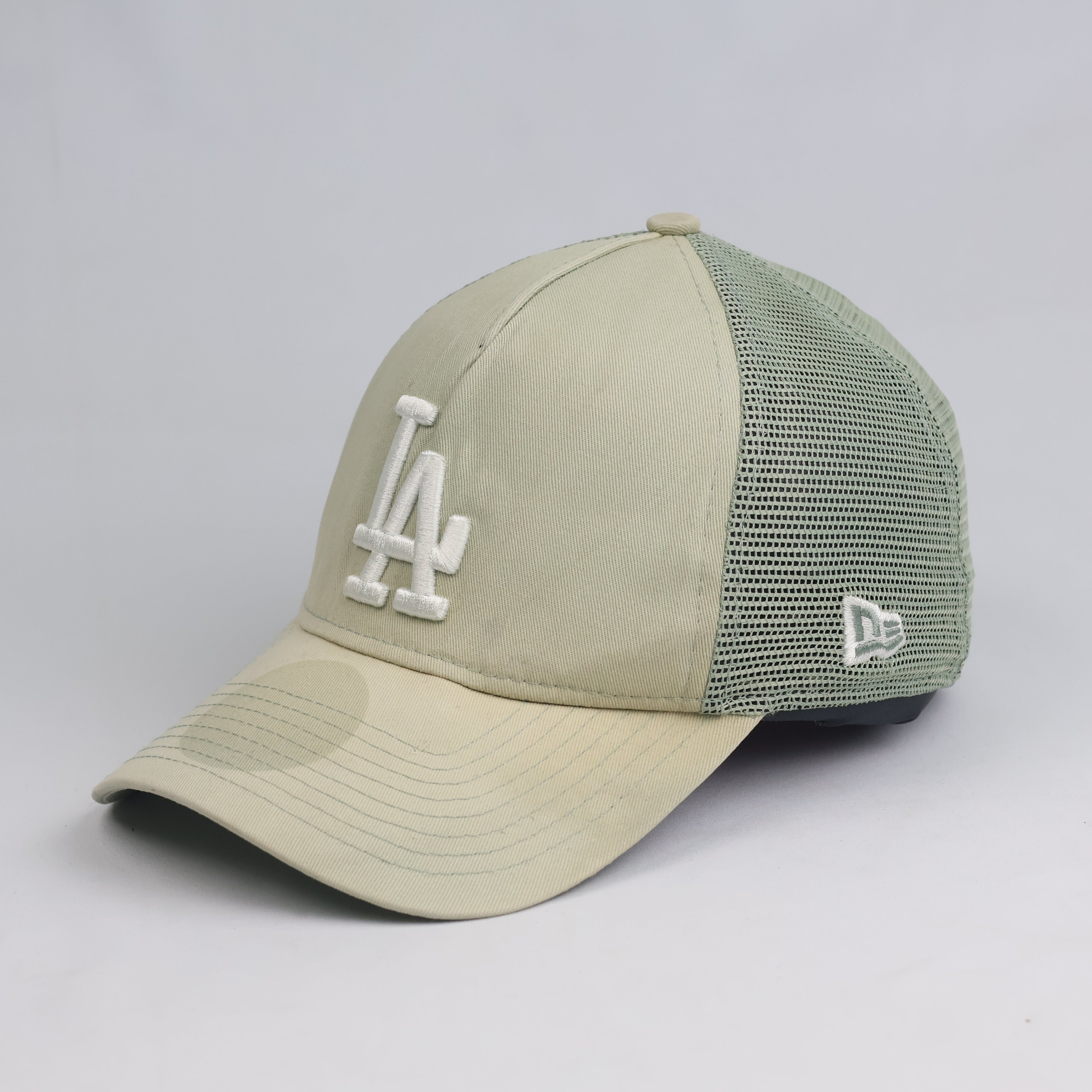 Thrifted Vintage New Era Los Angeles Dodgers Two-Tone A-Frame Trucker Cap - 56-58cm