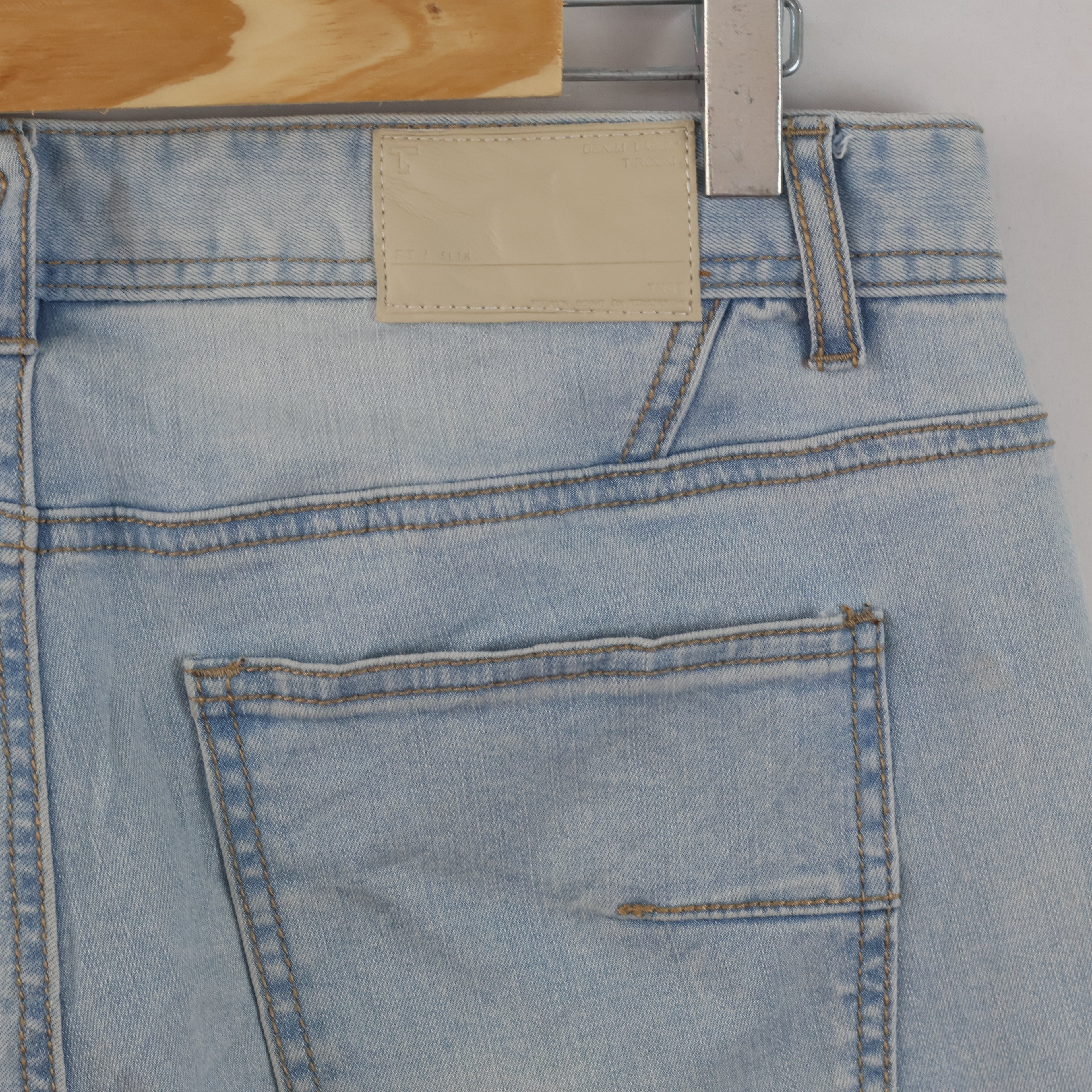 TNGT Light Wash Straight Leg Denim Pants Waist:32/ J1120