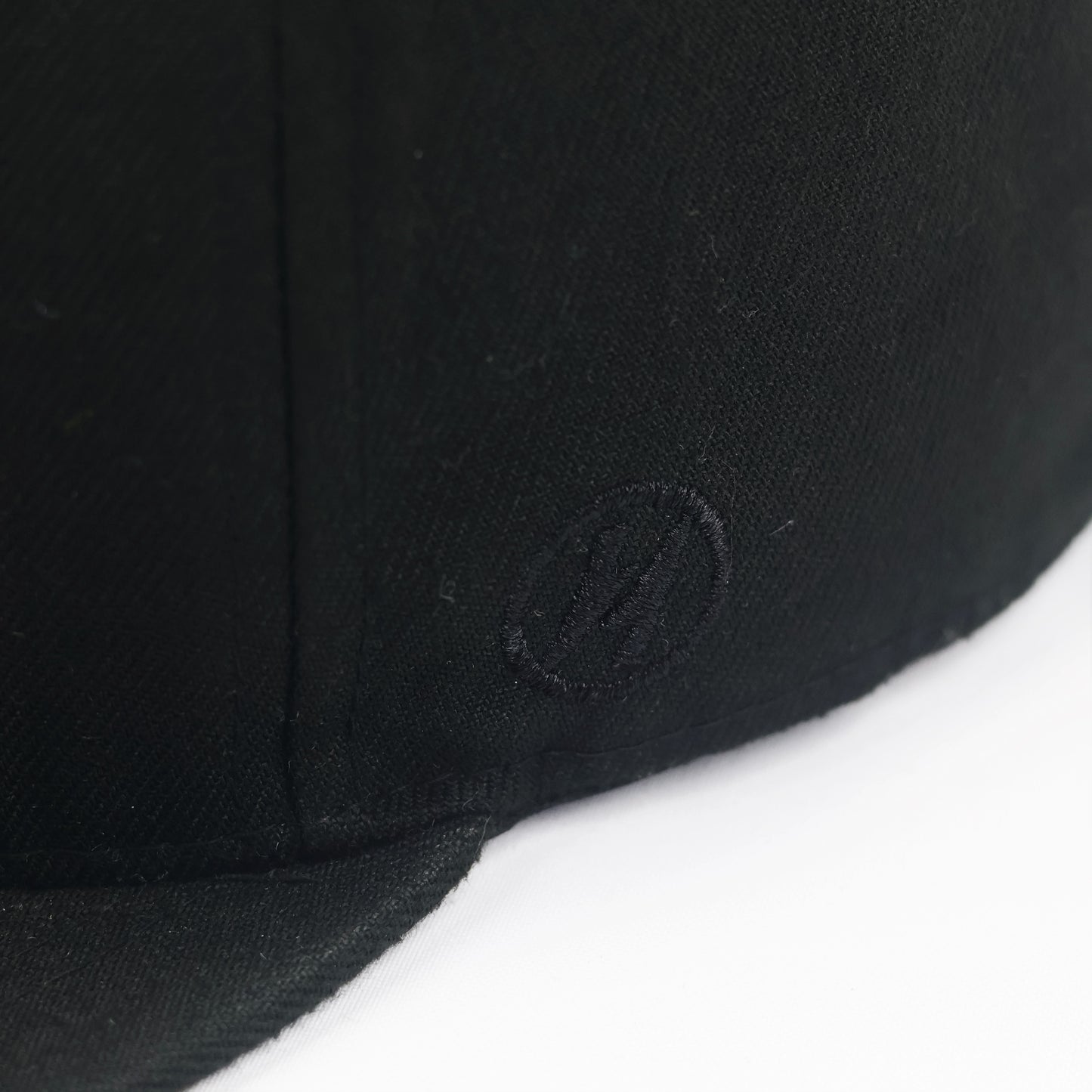 Super Massive Bound Black Snapback Thrifted Hat - Gold Metallic "B" Logo Cap (56-59cm)