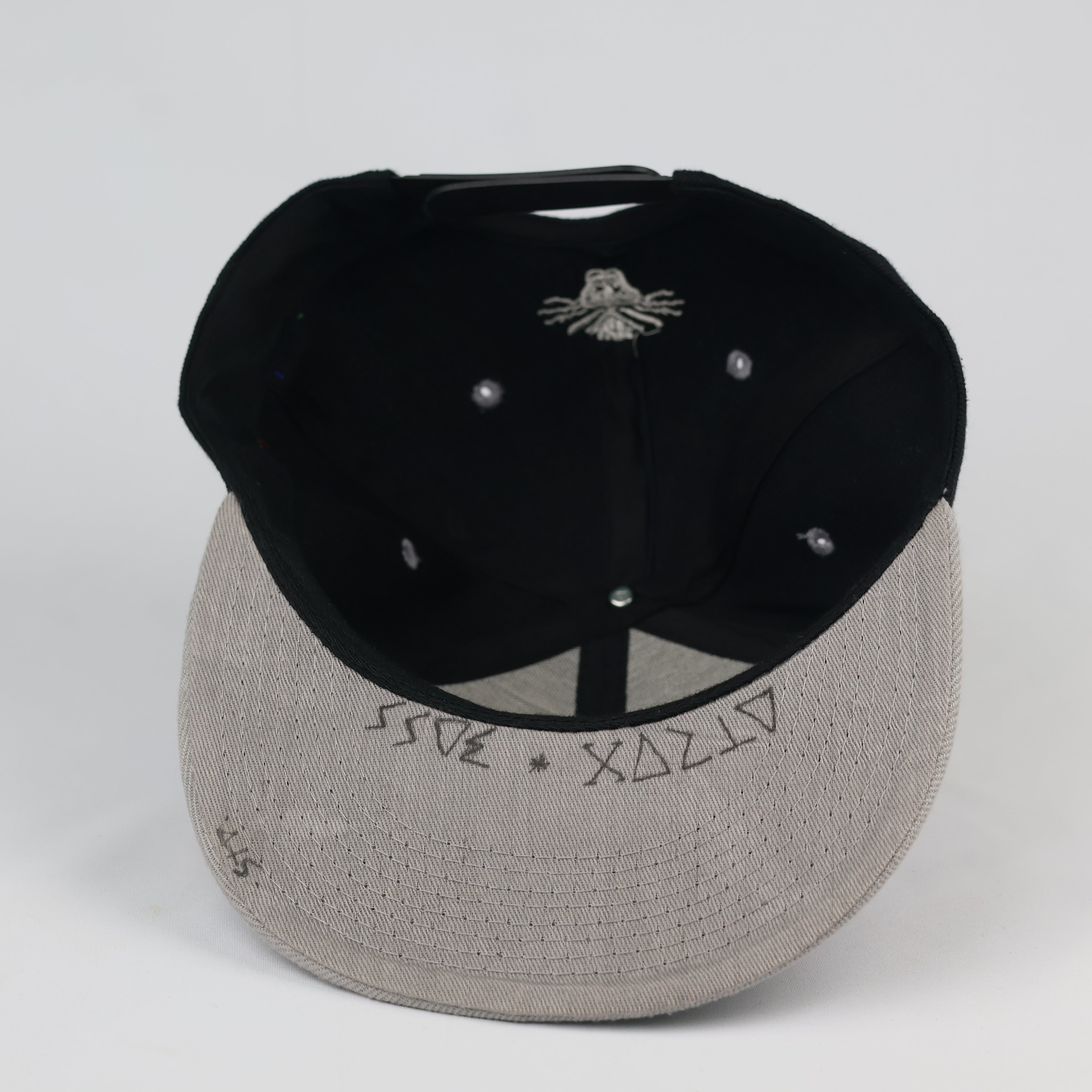 Vintage Raiders Snapback Hat | Black & Grey Two-Tone Sportswear Cap