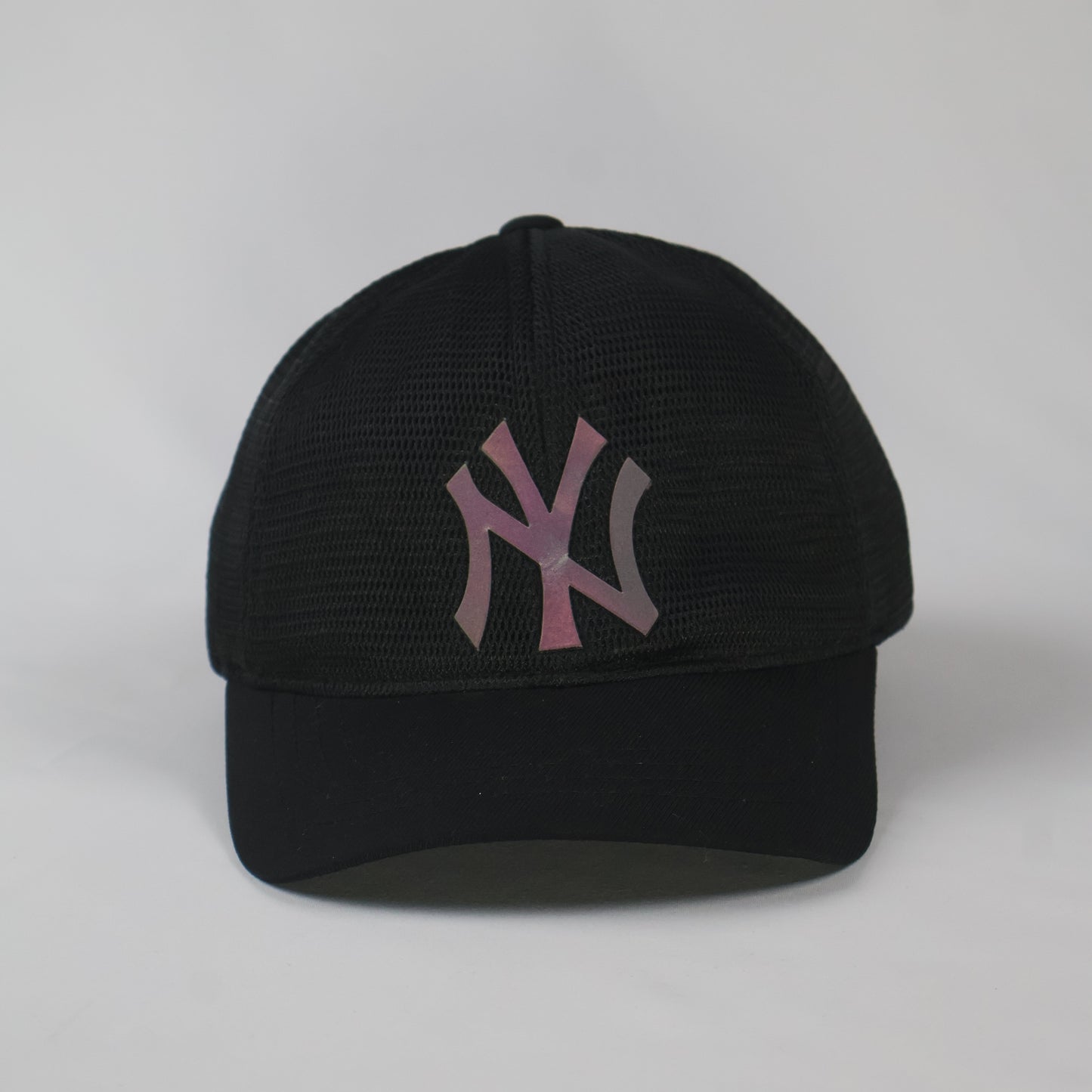 Sleek Black Yankees Sports Cap