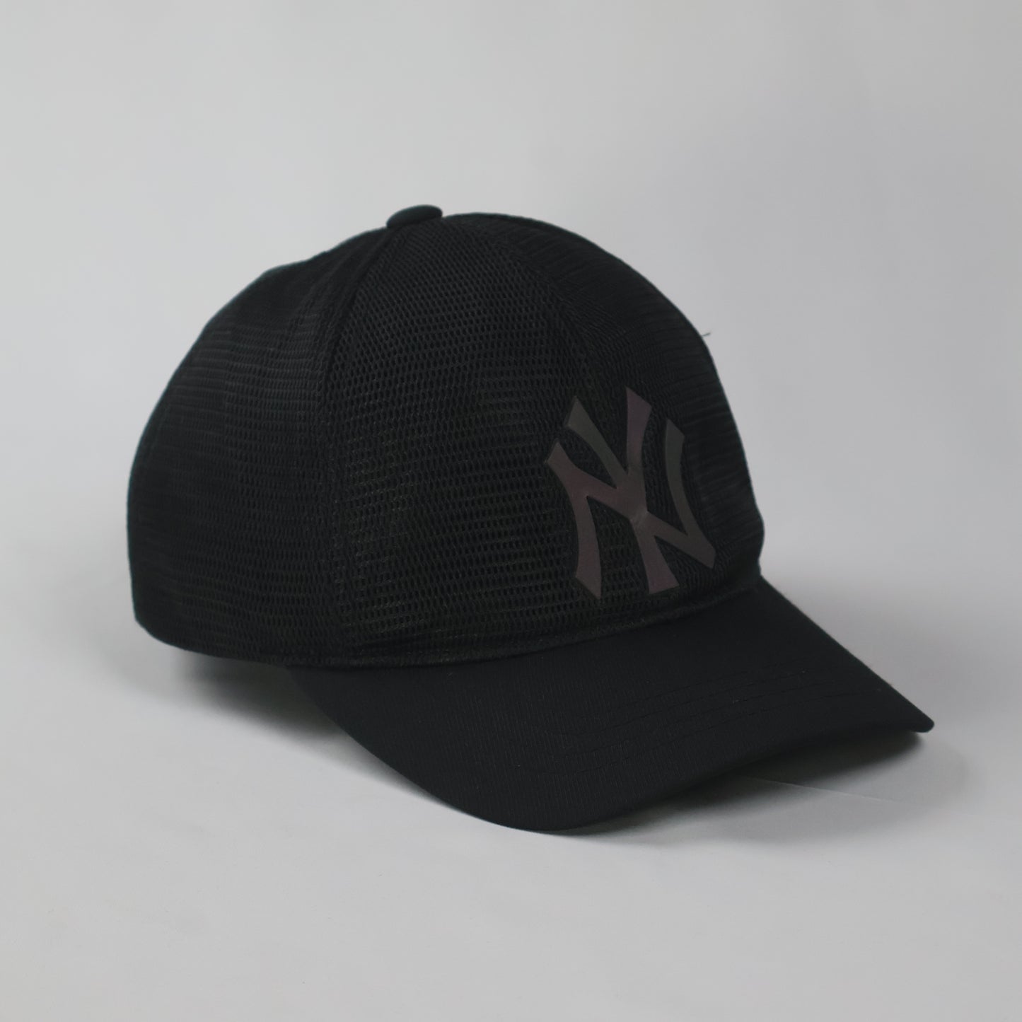 Sleek Black Yankees Sports Cap