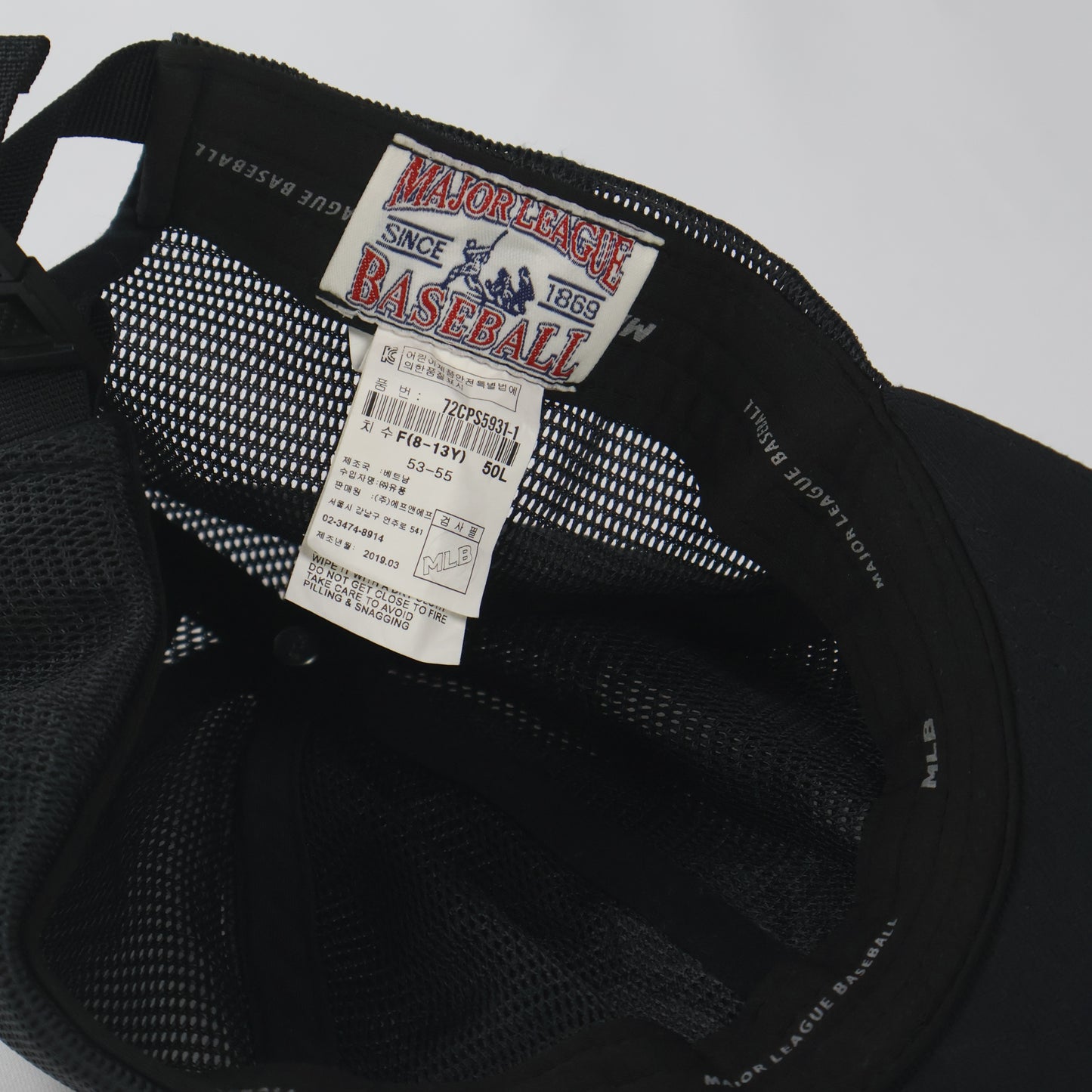 Sleek Black Yankees Sports Cap