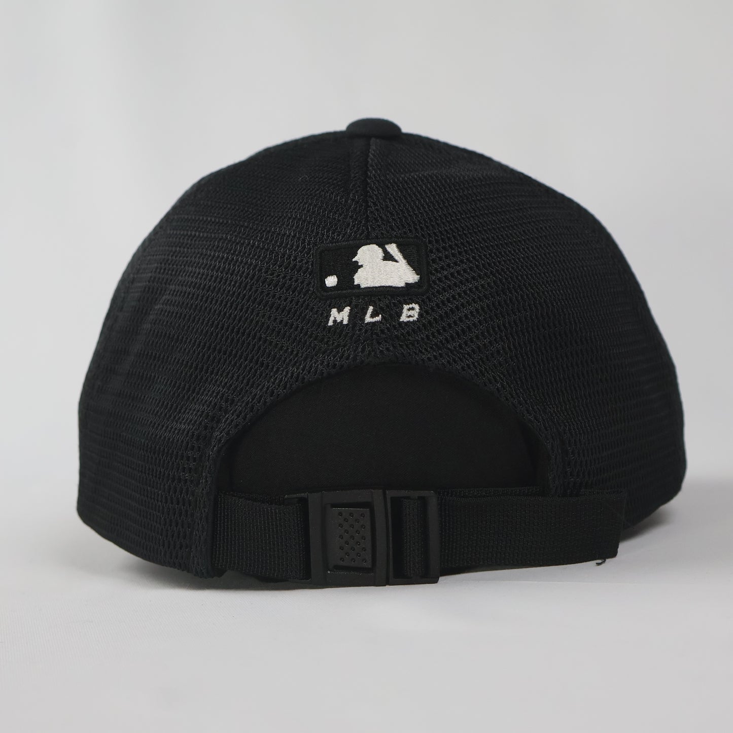 Sleek Black Yankees Sports Cap